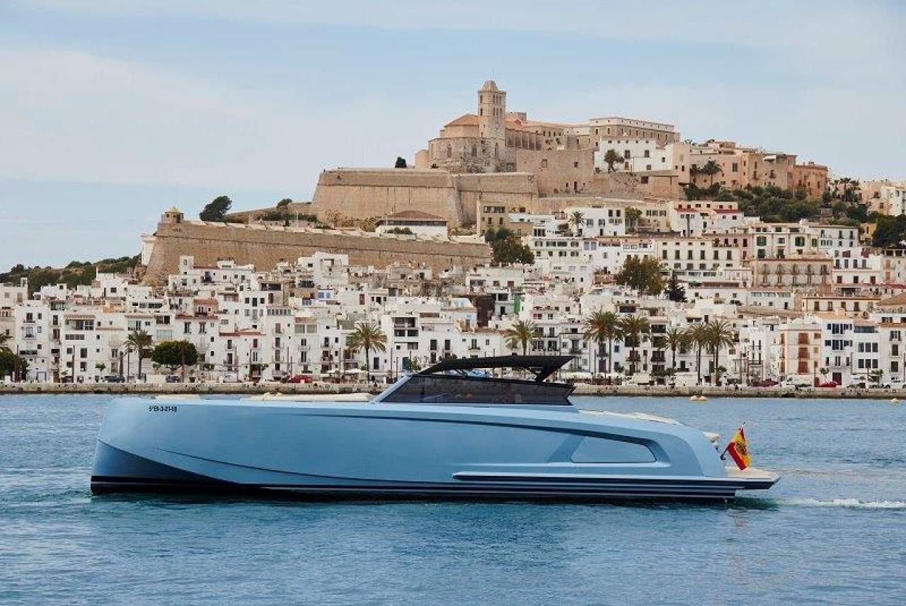 Practicar Flyboard Ibiza y otros deportes acuáticos en el Mediterráneo con Yacht IN Ibiza