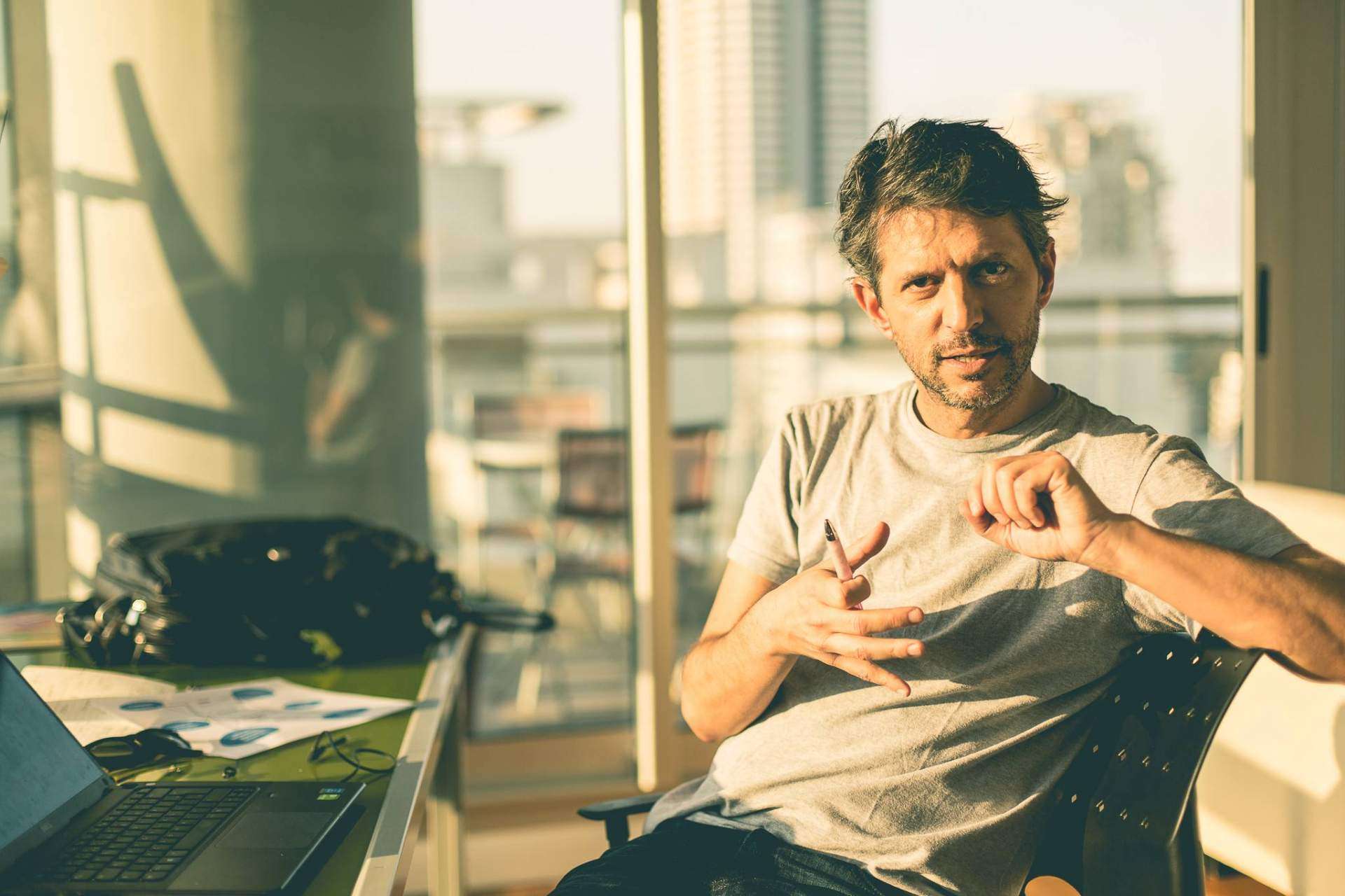 Cuanto más tiempo están las personas en el mismo puesto en una empresa más infelicidad, según Leo Piccioli