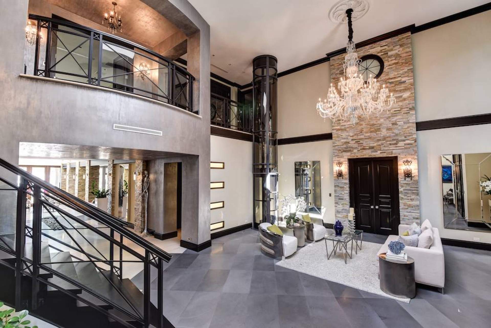 Los ascensores para casas individuales de PVE Ascensores Neumáticos aportan elegancia al espacio