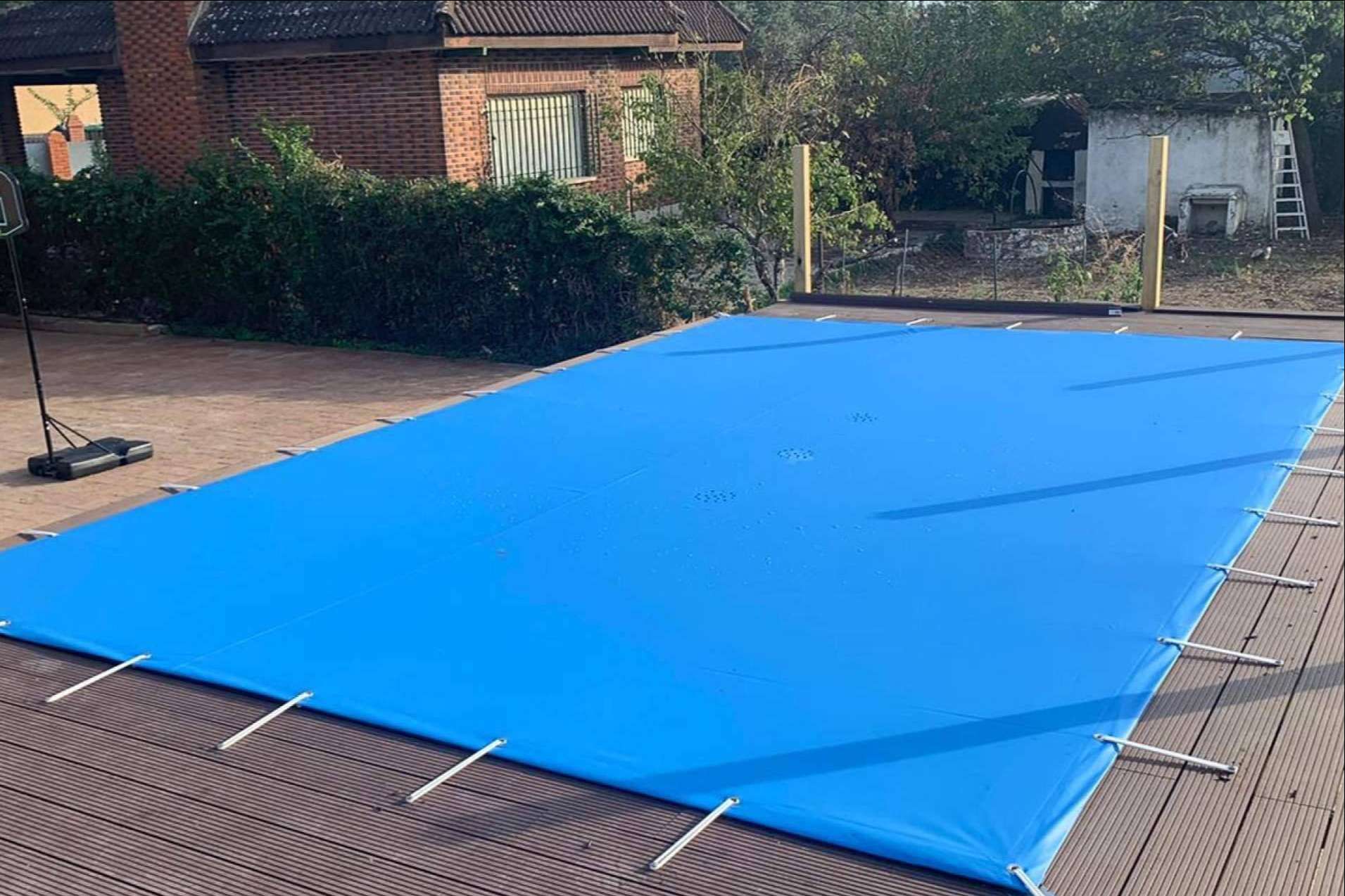 El truco para conservar el agua con los cobertores de piscina de invierno de Toldos Picasso
