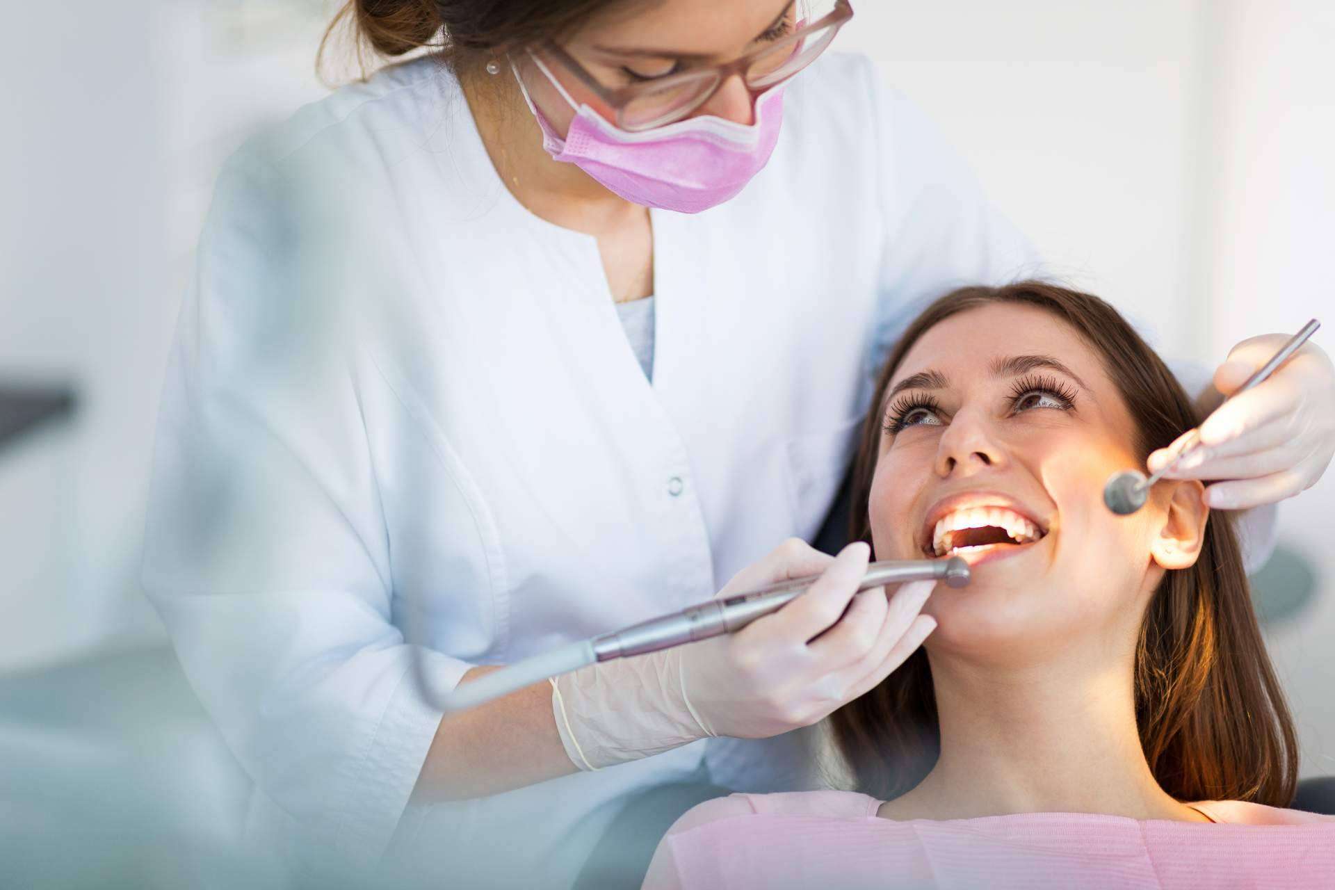 Los mejores cuidados para implantes dentales, según la Clínica Dental Helident