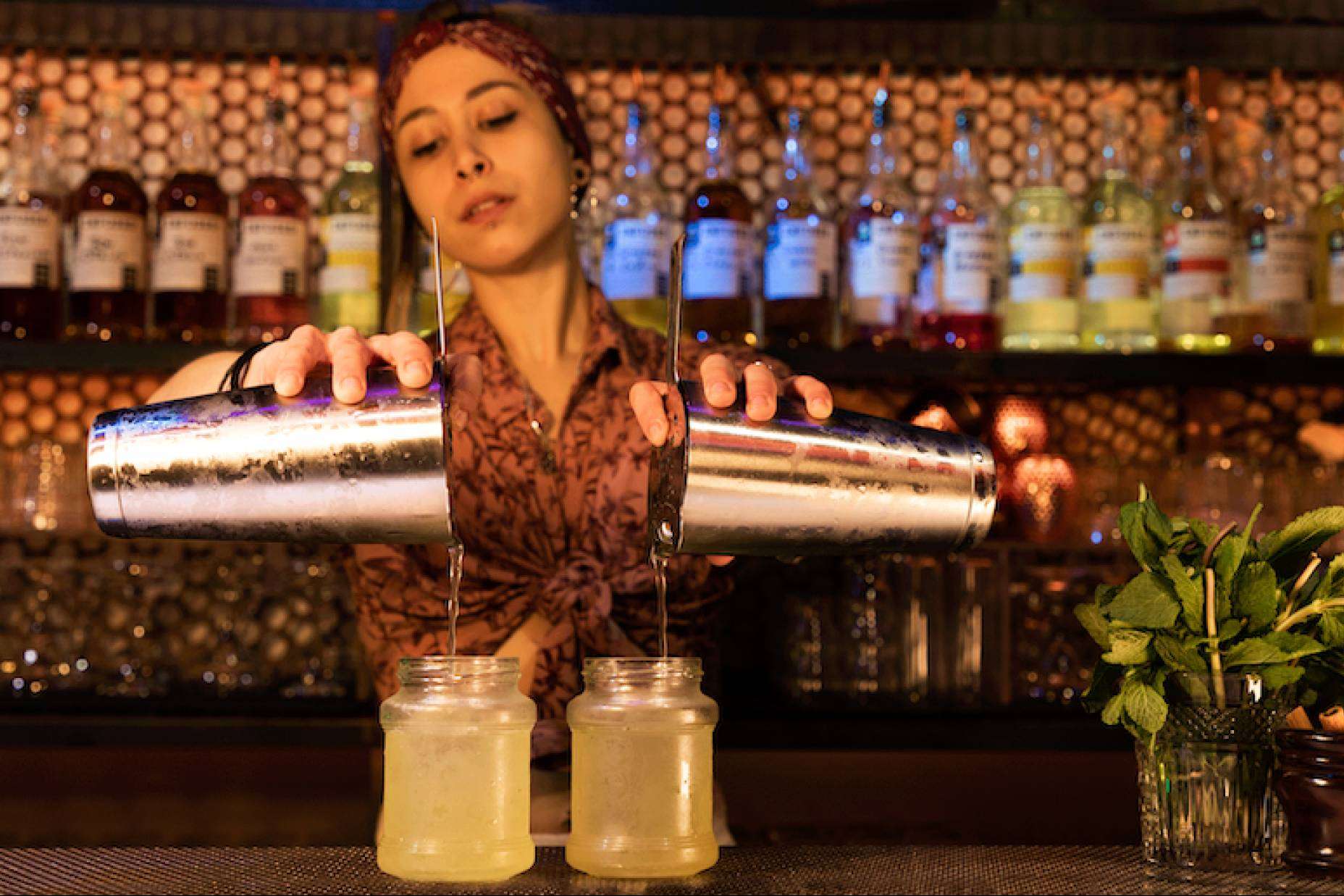 Barmaid: las mujeres ganan terreno en el sector del bartending, según ESCOM