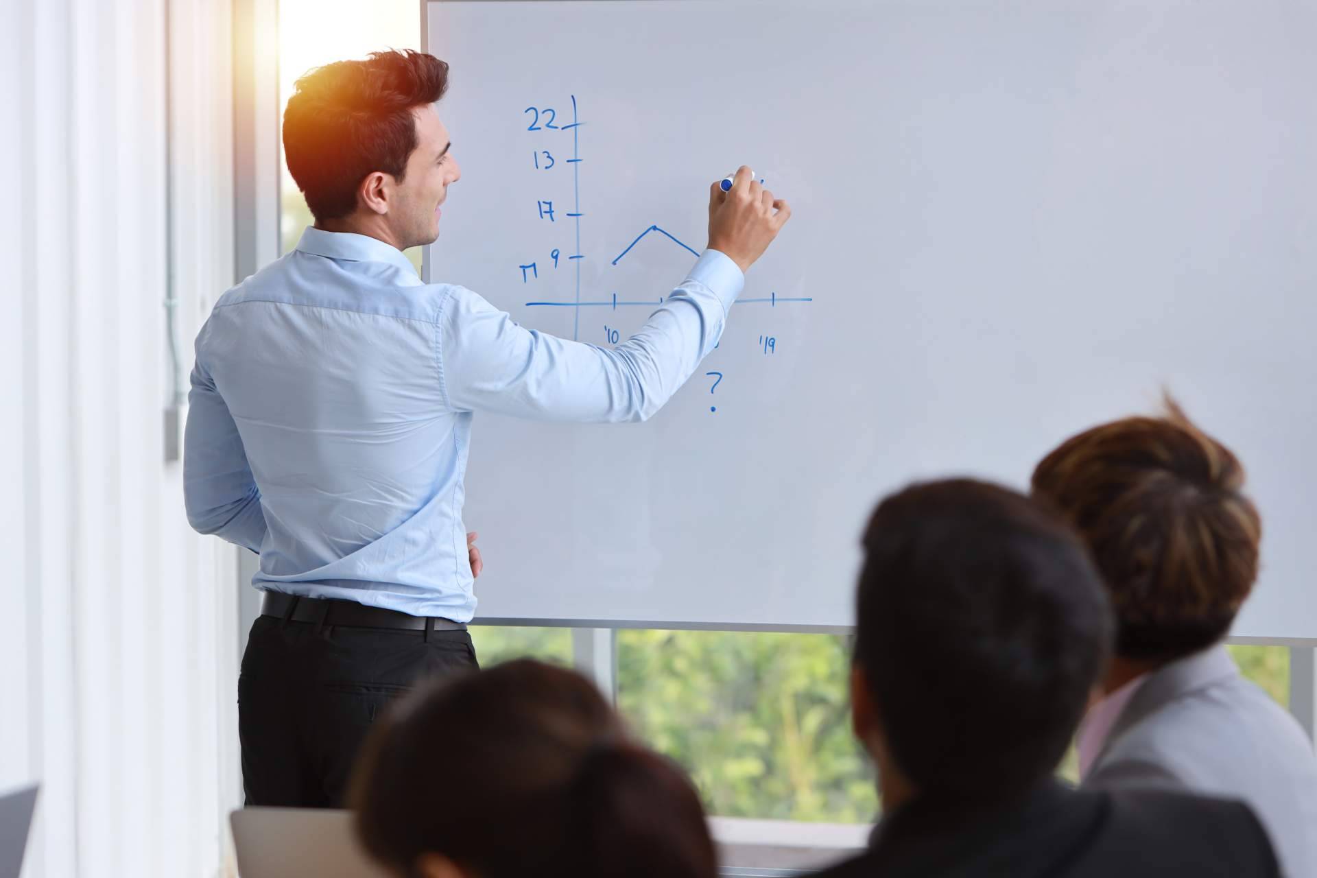 Los beneficios del mentoring mensual para emprendedores con funnel architect Israel Huerta