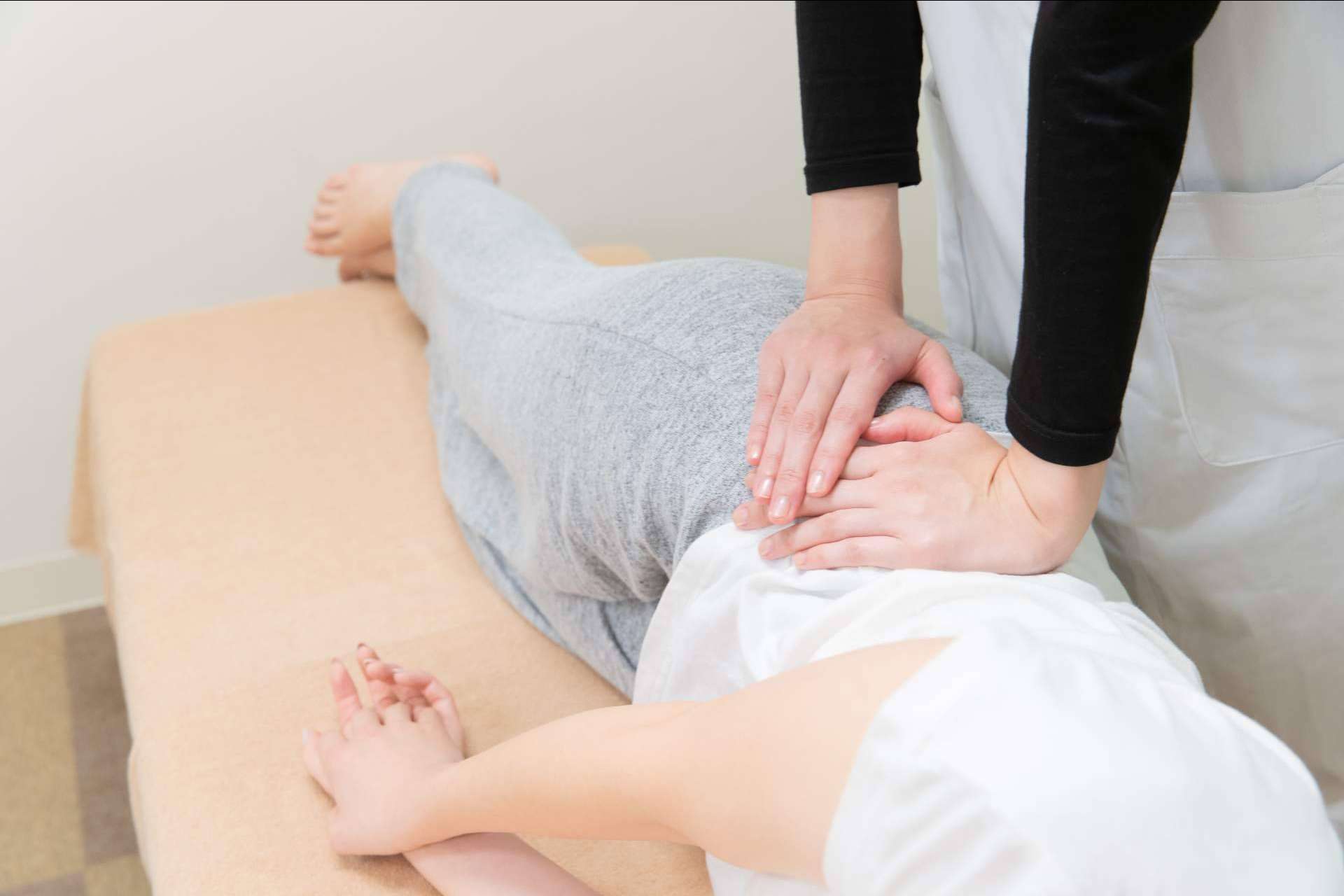 ¿En qué influye la inclinación de la pelvis? según Atlas Vital