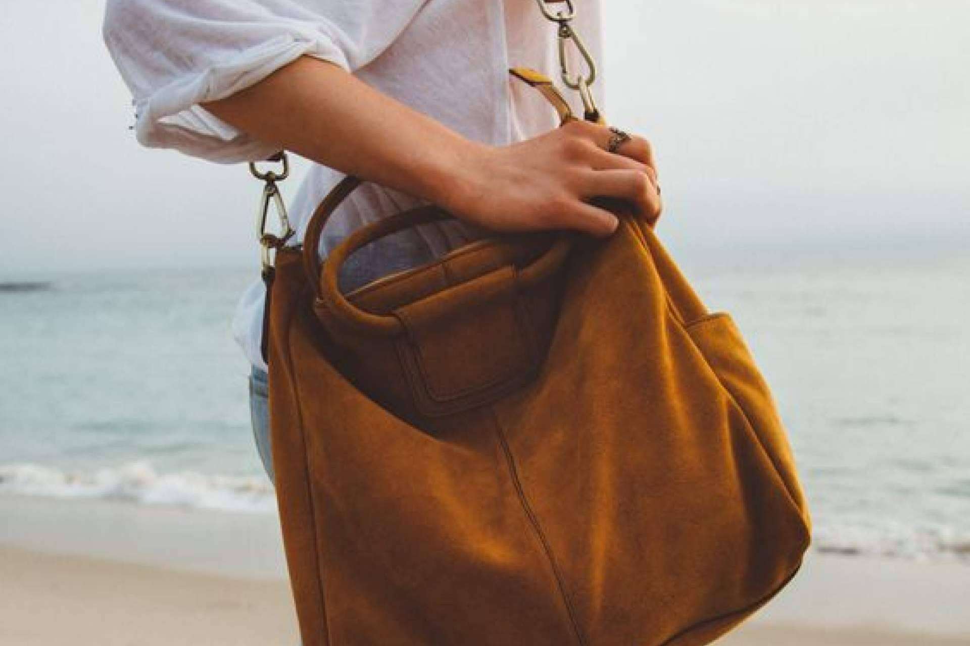 Los bolsos de piel destacan por su elegancia y originalidad en la tienda de Lola Amara