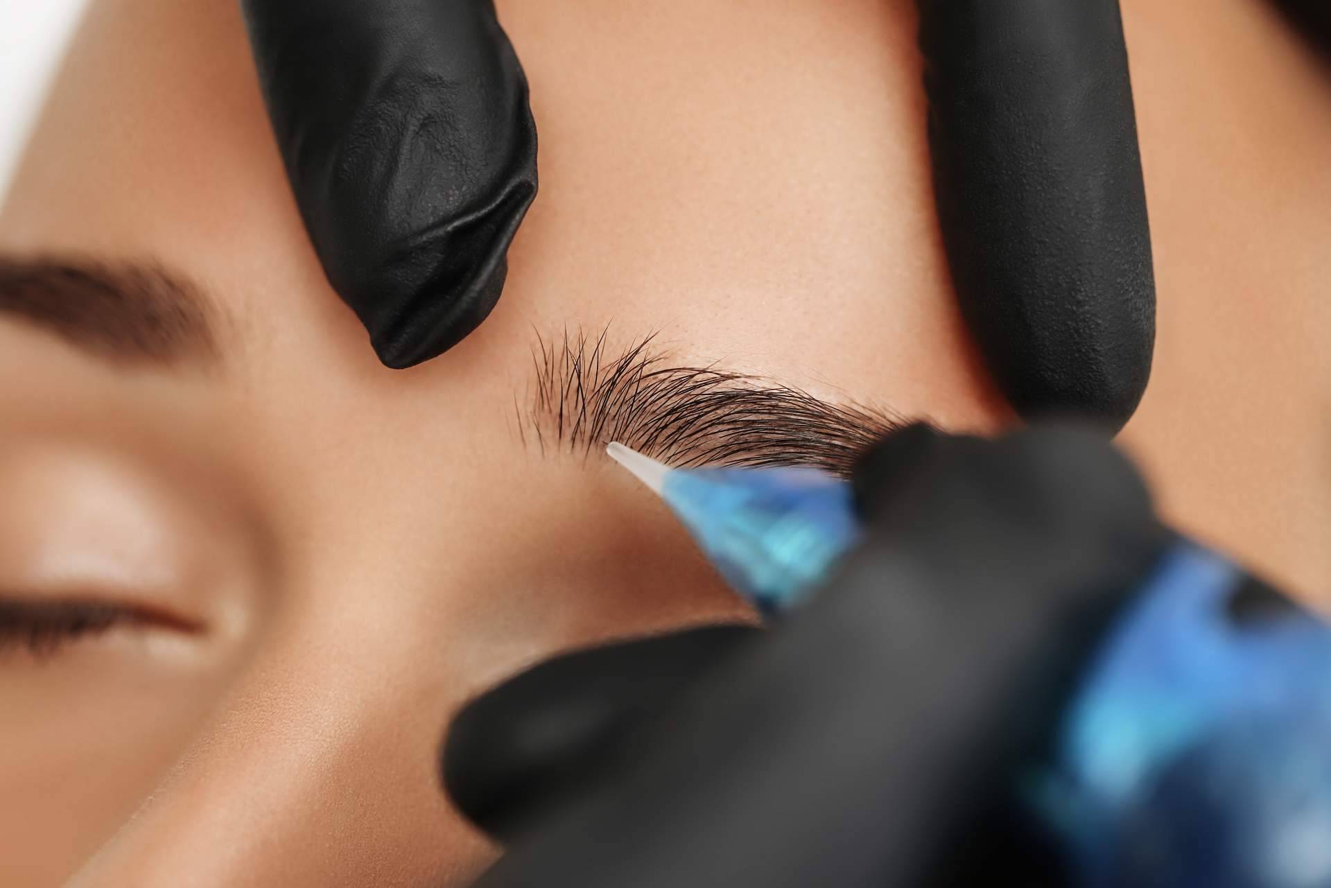 Clínicas Dr. Pelo realiza el diseño de cejas 3D mediante la técnica del microblanding