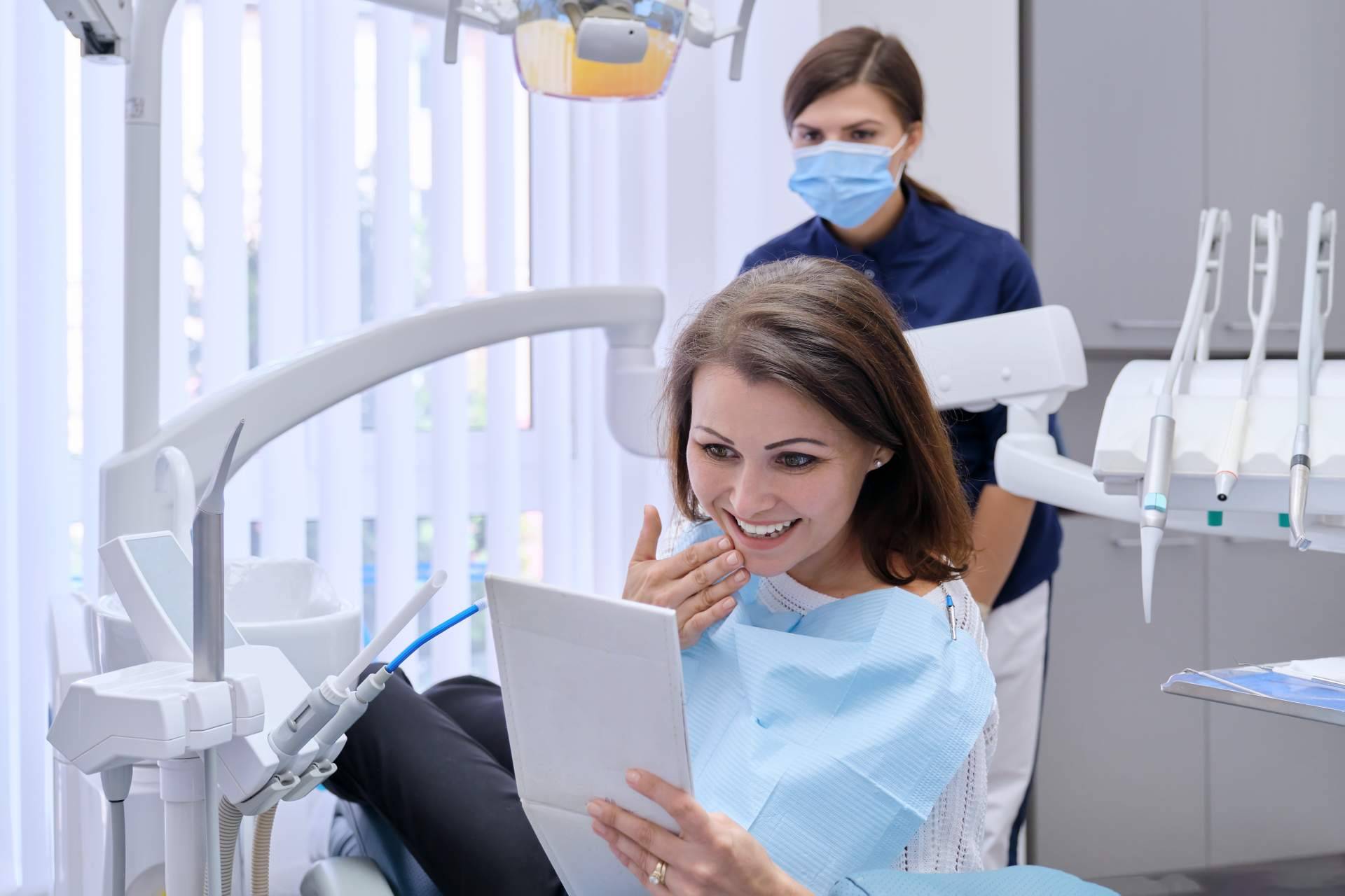 Clínica DeltaDent, ¿cuáles son las razones para realizarse implantes dentales?