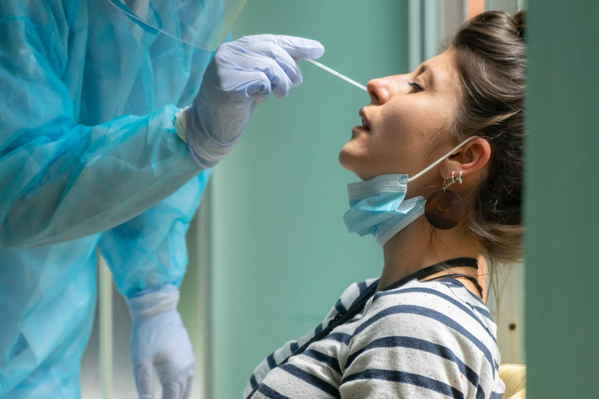 Centro Médico Bravo explica la importancia de realizarse un test COVID aunque se tenga la pauta de vacunación completa