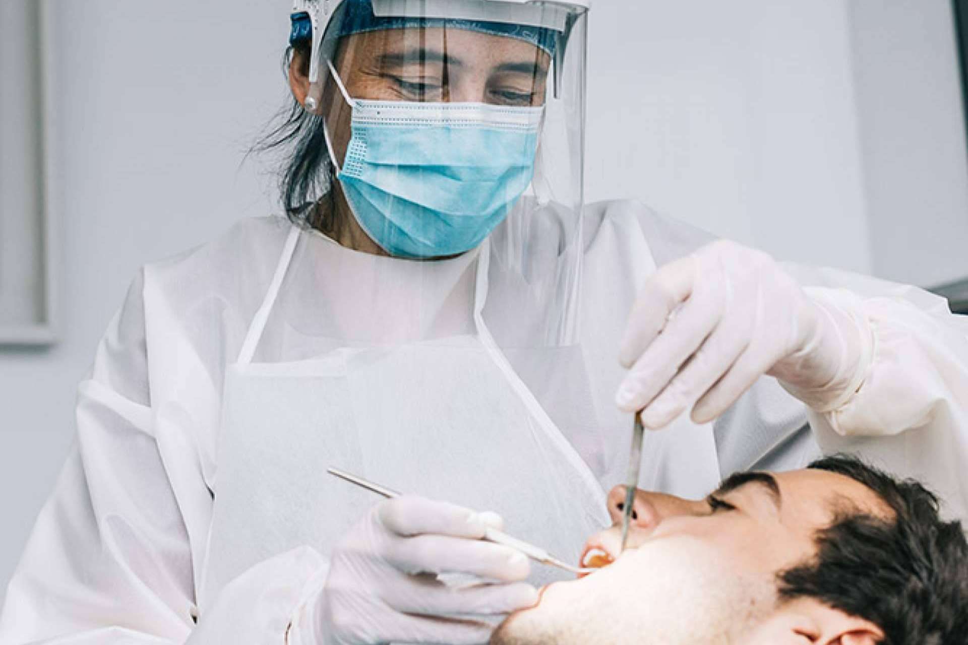 Clínica Sanzmar destaca las ventajas de los implantes dentales