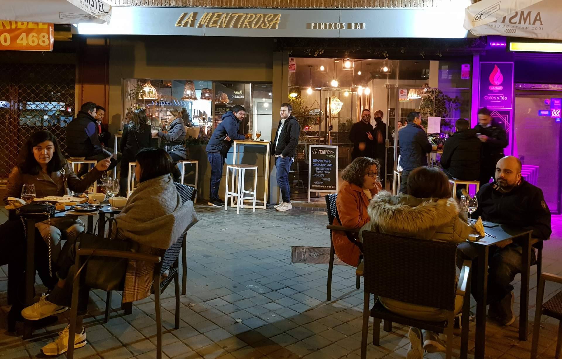 La Mentirosa es un bar con terraza en Madrid que ofrece una gran variedad de cervezas y pinchos