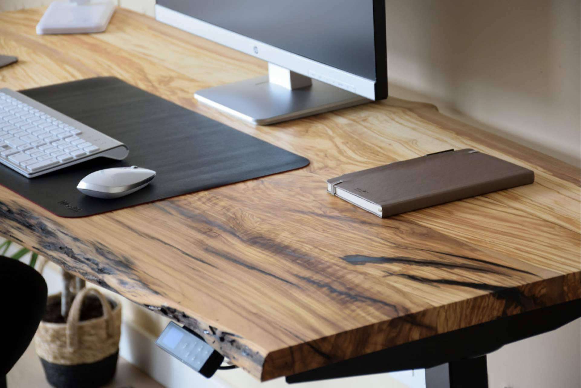 Madera natural maciza y ergonomía con el escritorio elevable de ErgoNatureWood