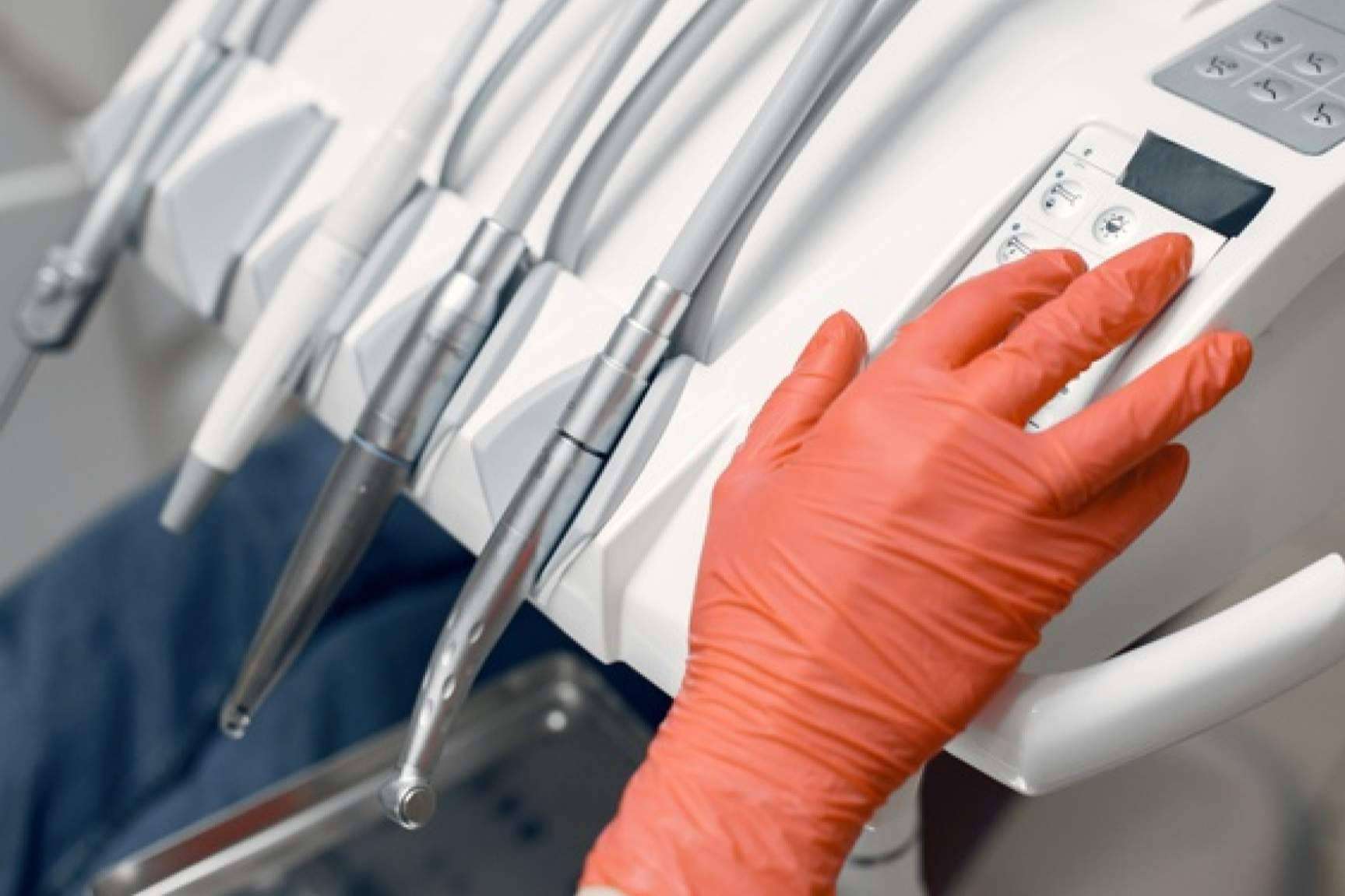¿Por qué es importante el mantenimiento técnico de los aparatos de clínicas y laboratorios?