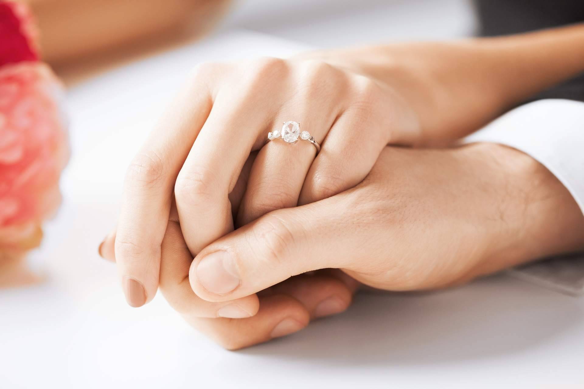 Sellar el amor con un anillo de El Rubí Joyeros se convierte en un pacto brillante