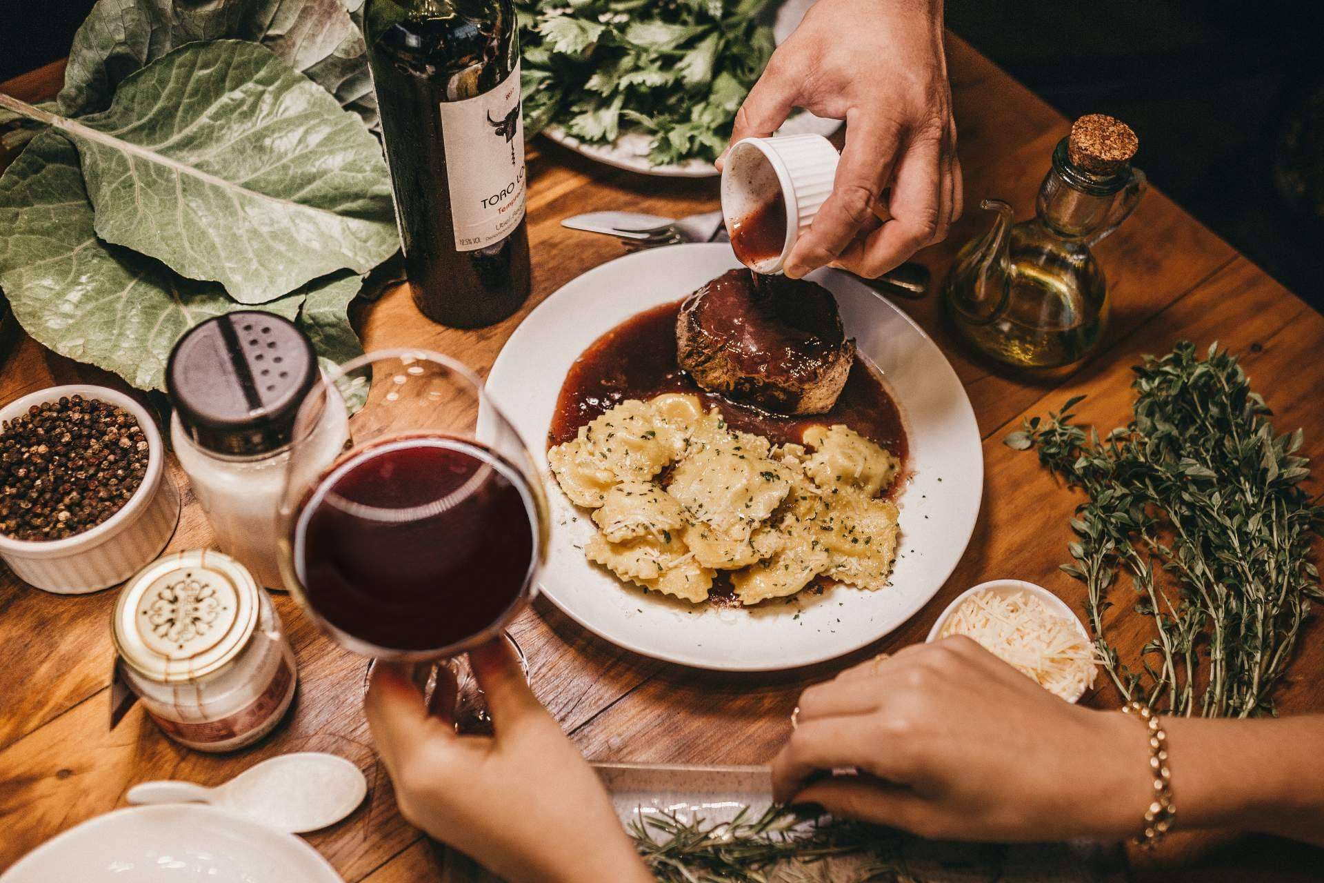 Cómo ser un buen anfitrión decorando el comedor para una bonita velada