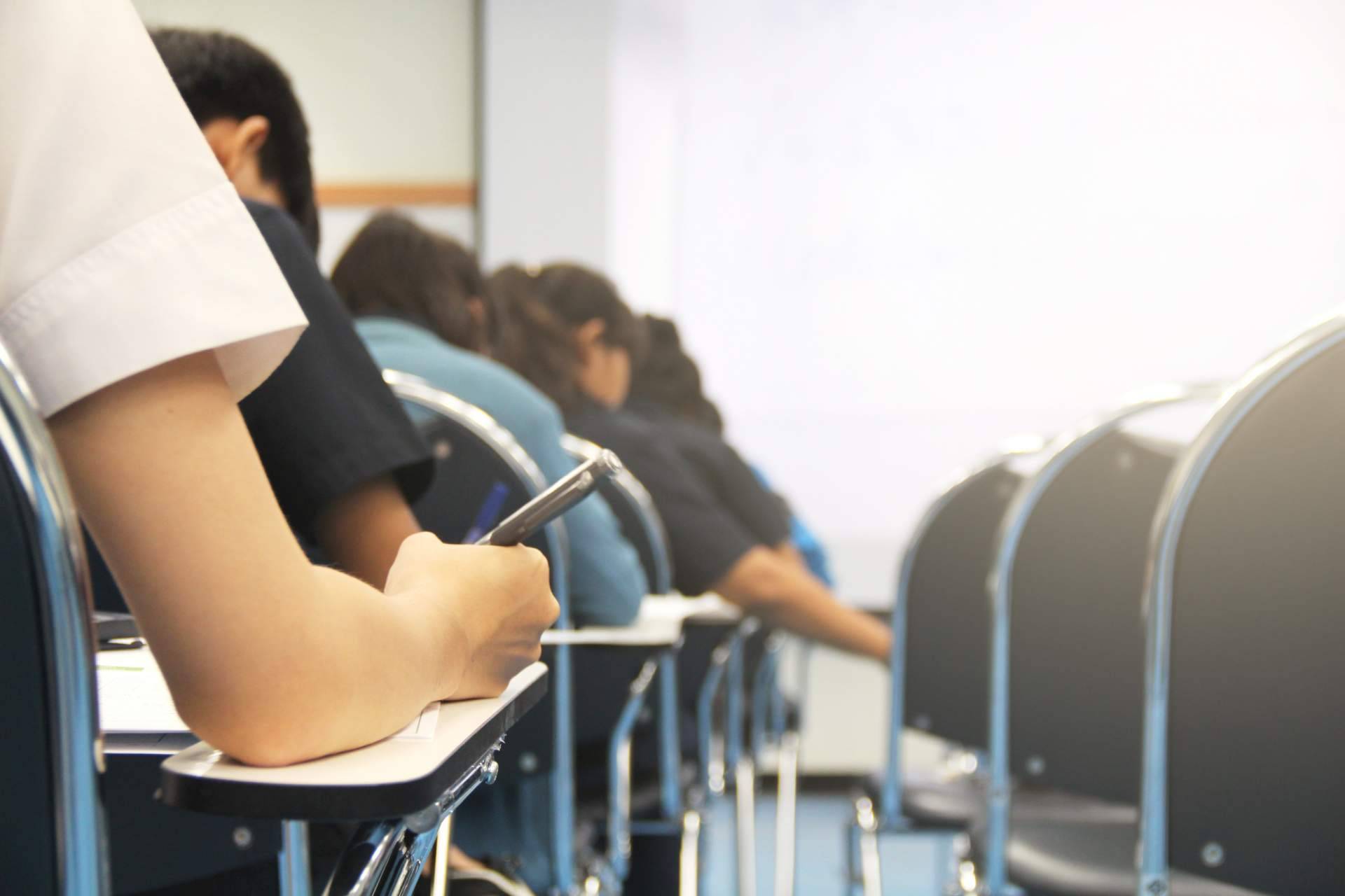 Las múltiples ventajas de preparar las oposiciones de Correos con una academia