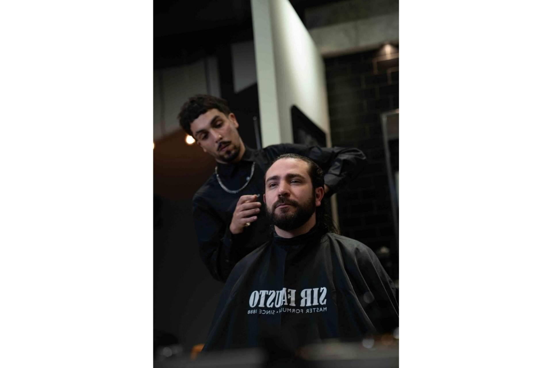 Tendencia para el cuidado del hombre en Sir Fausto, la barbería en Barcelona