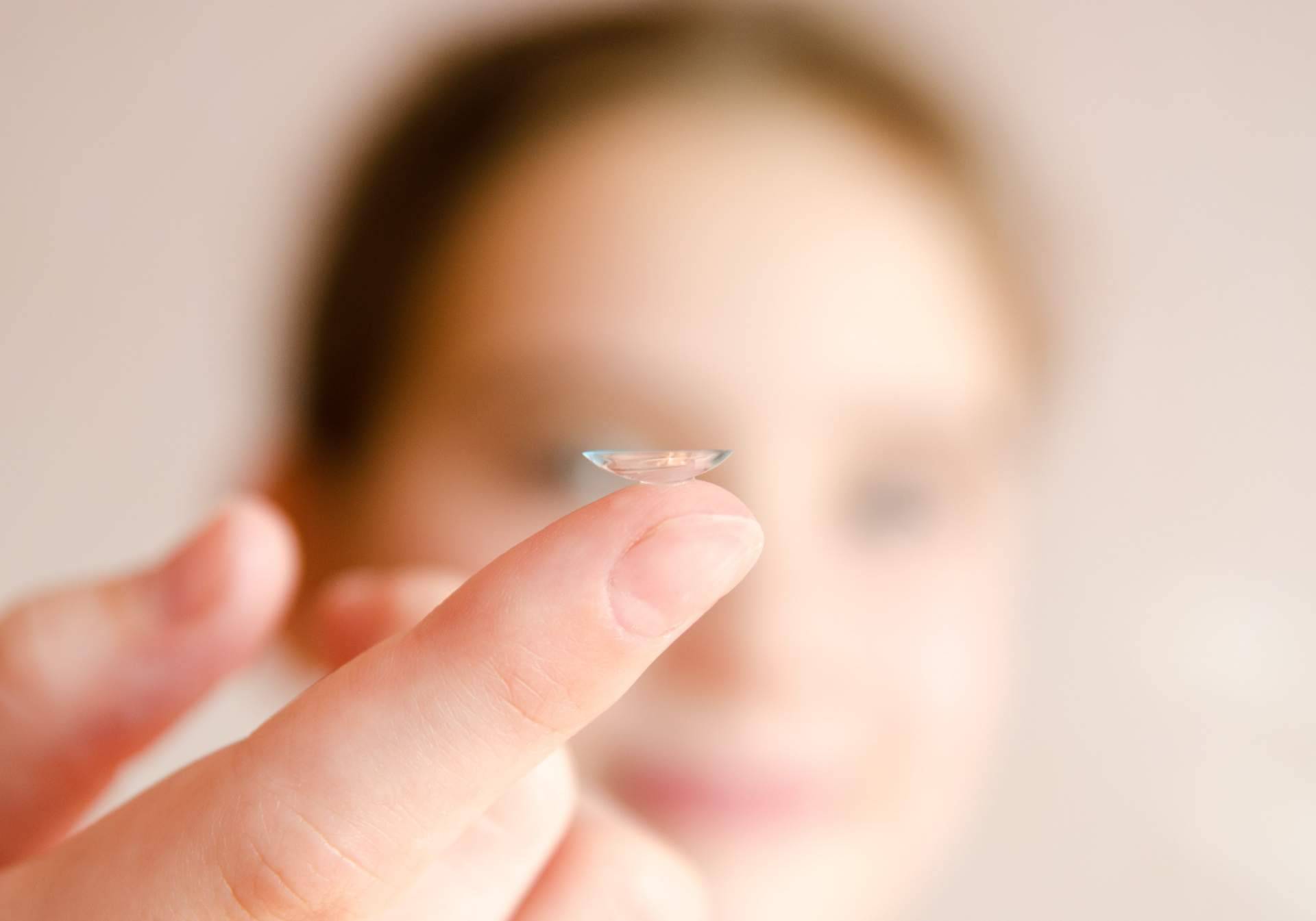 Consejos para padres con niños que llevan lentillas