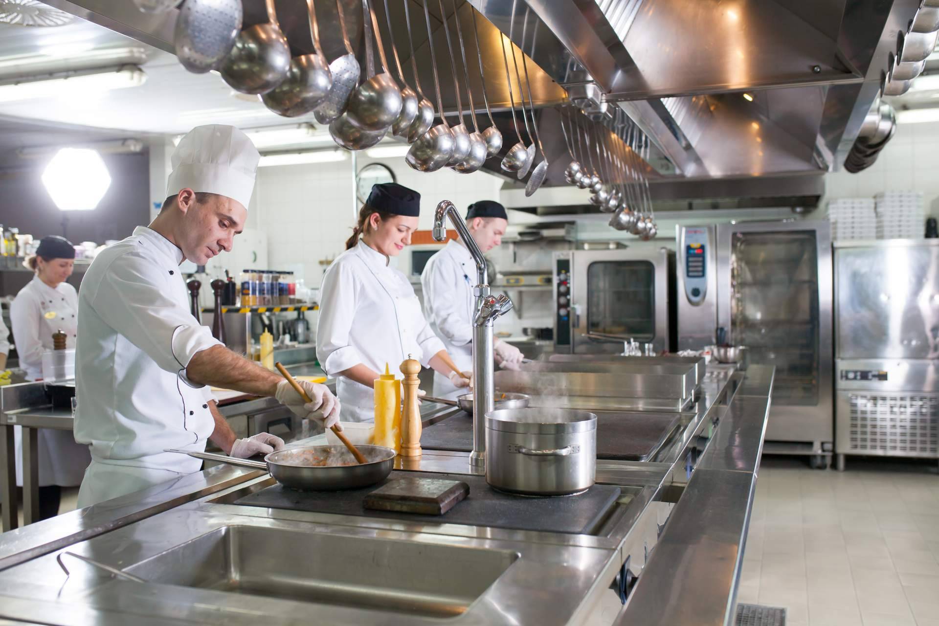 El auge de la hostelería en Semana Santa y en temporada de verano, la importancia de realizar un curso en manipulación de alimentos