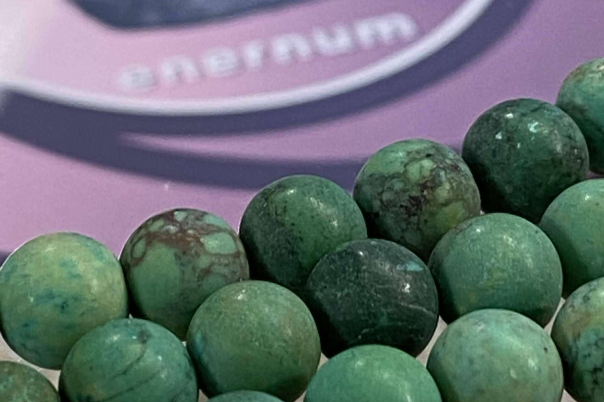 Enernum ofrece enernums elaborados de madera de sándalo y piedras naturales