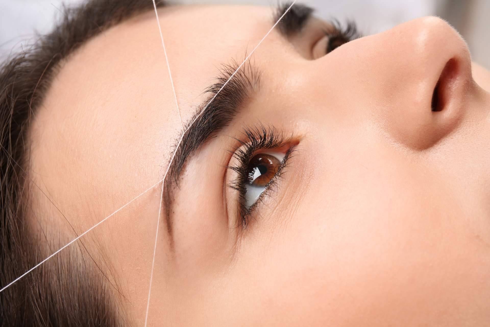 Depilación de cejas con hilo en verano, de la mano de Con Hilo Depilo