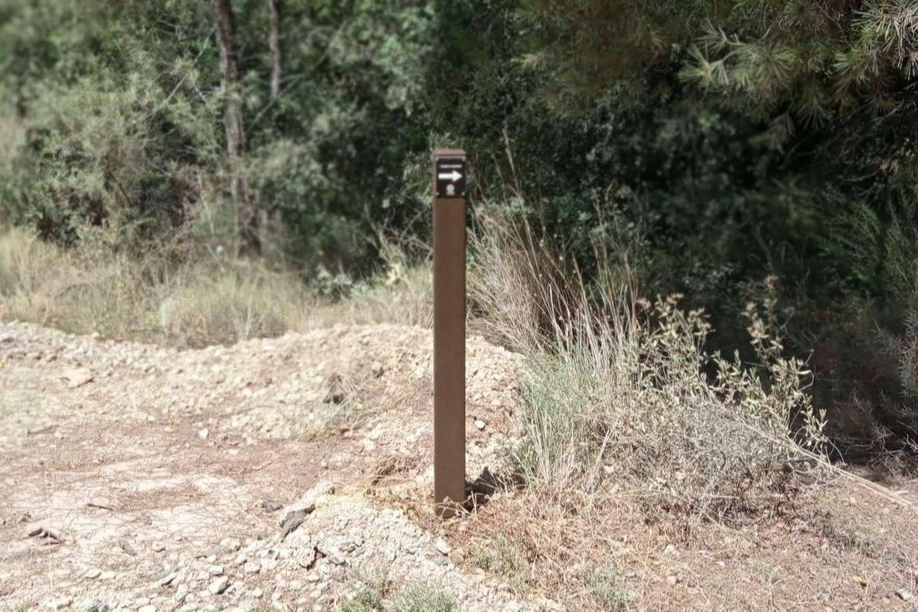 Abadecom dispone de balizas de plástico reciclado para el montaje y la habilitación de senderos rurales