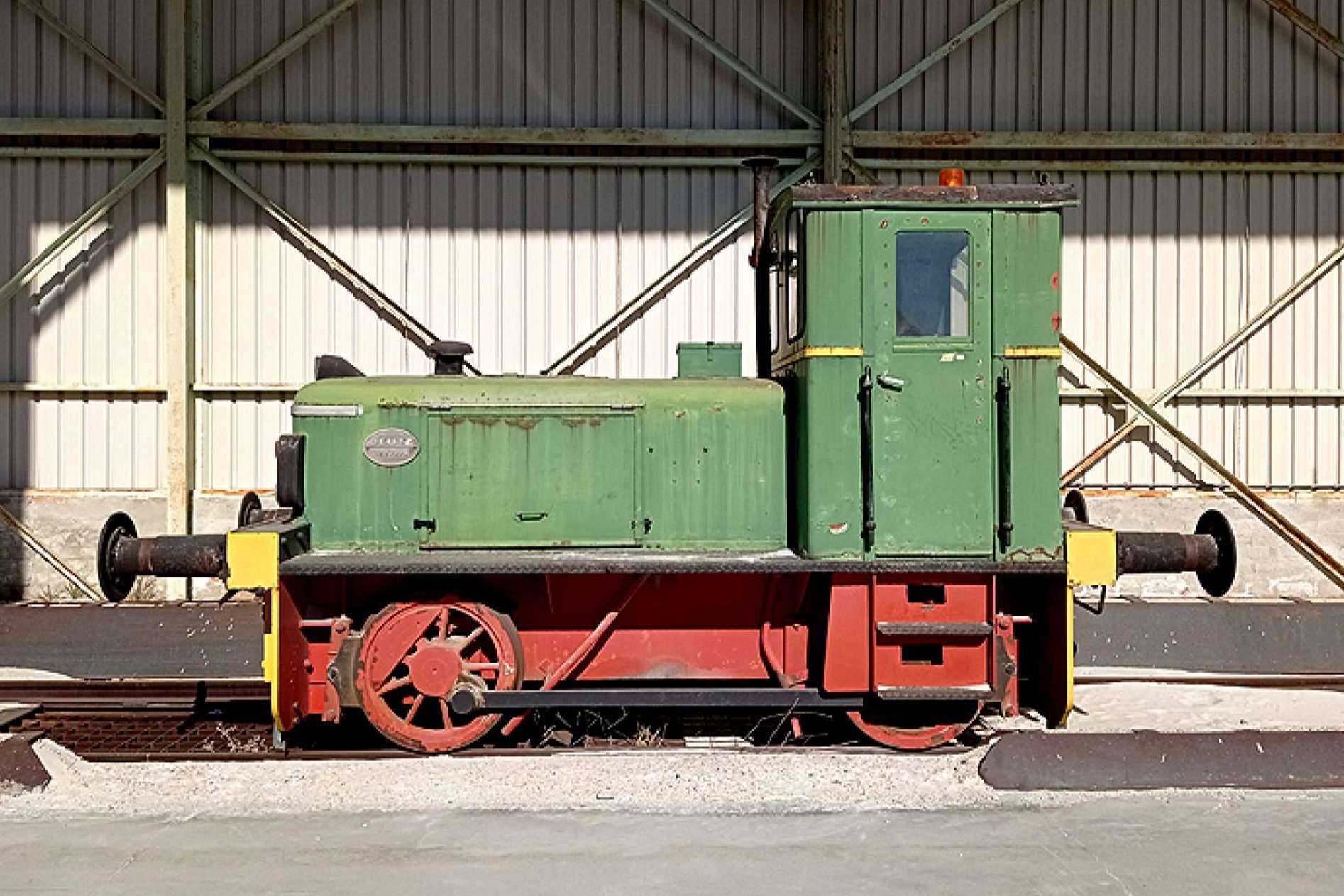 La Fundación del Patrimonio Ferroviario rescata una locomotora histórica de Saint Gobain