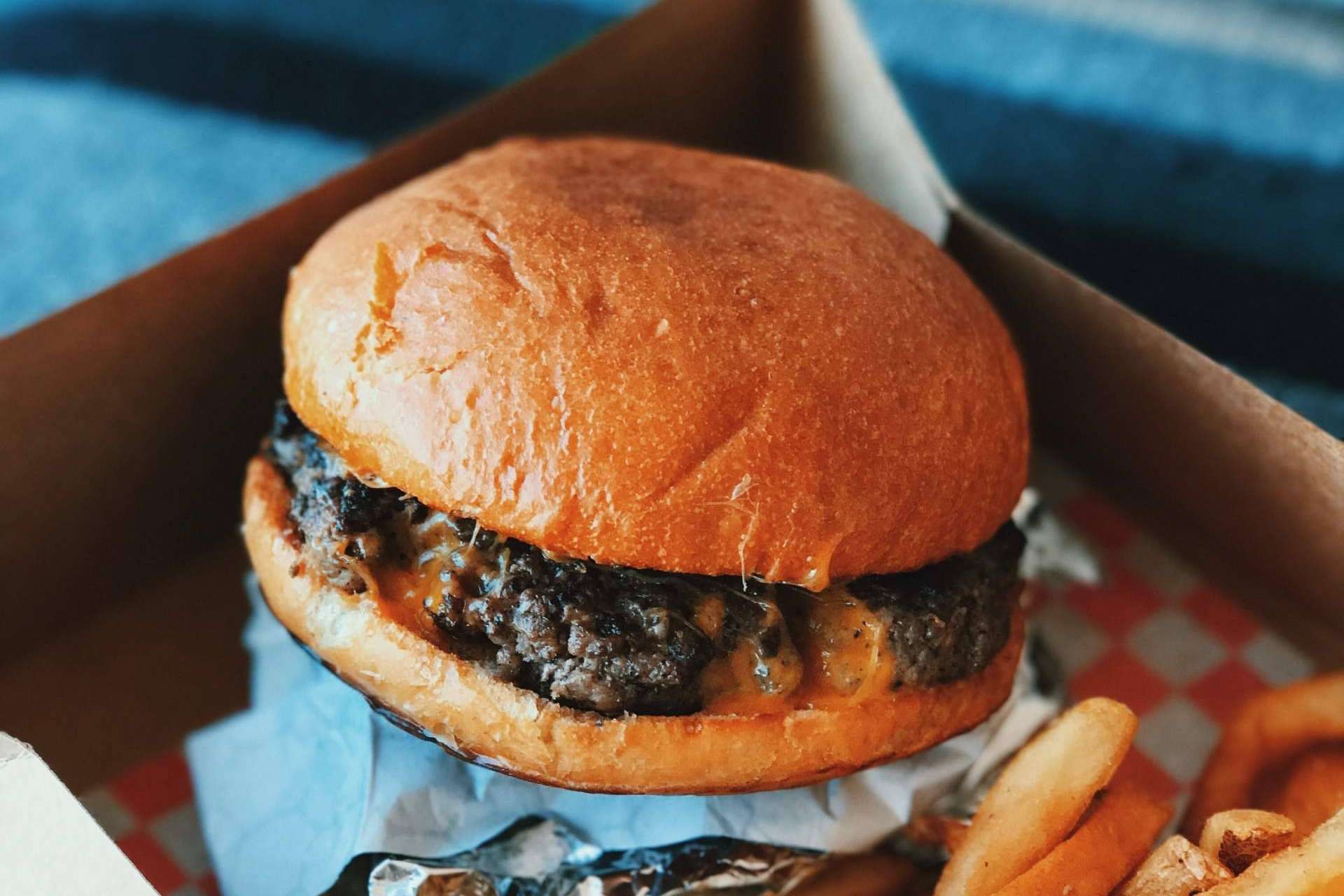 Punto Qpack dispone de cajas para hamburguesa adaptadas a la tendencia de las smash burguers