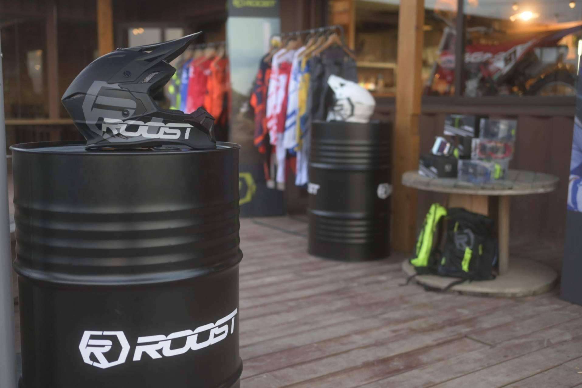 La nueva marca de equipación off-road de Motocard, Roost