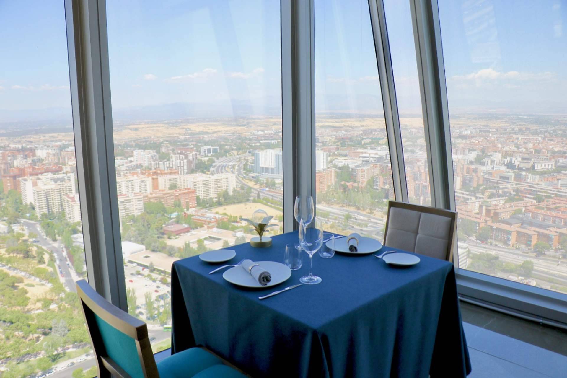 ÉLKAR, el restaurante situado a 160 m de altura cumple un año