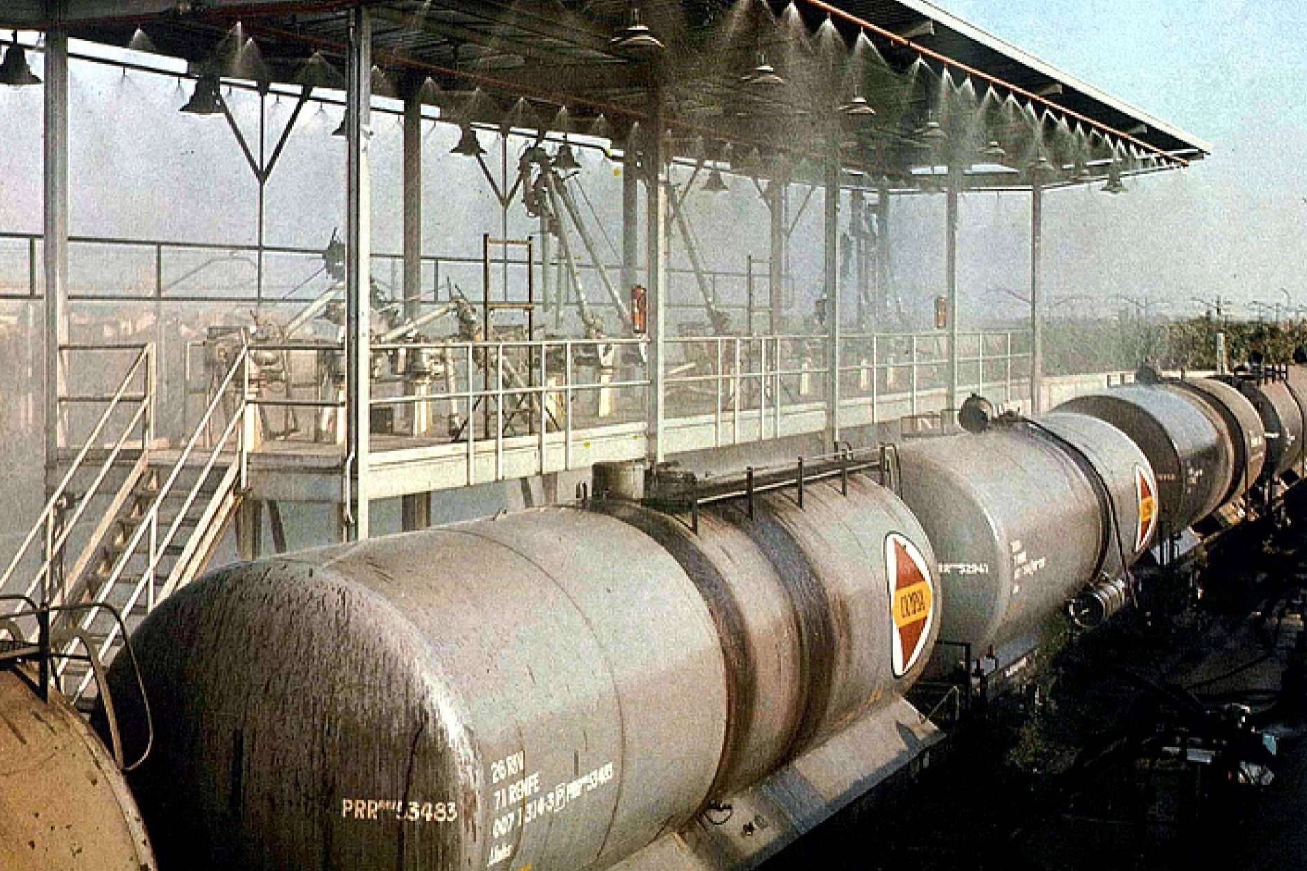 La Fundación del Patrimonio Ferroviario restaura un histórico vagón cisterna de CAMPSA