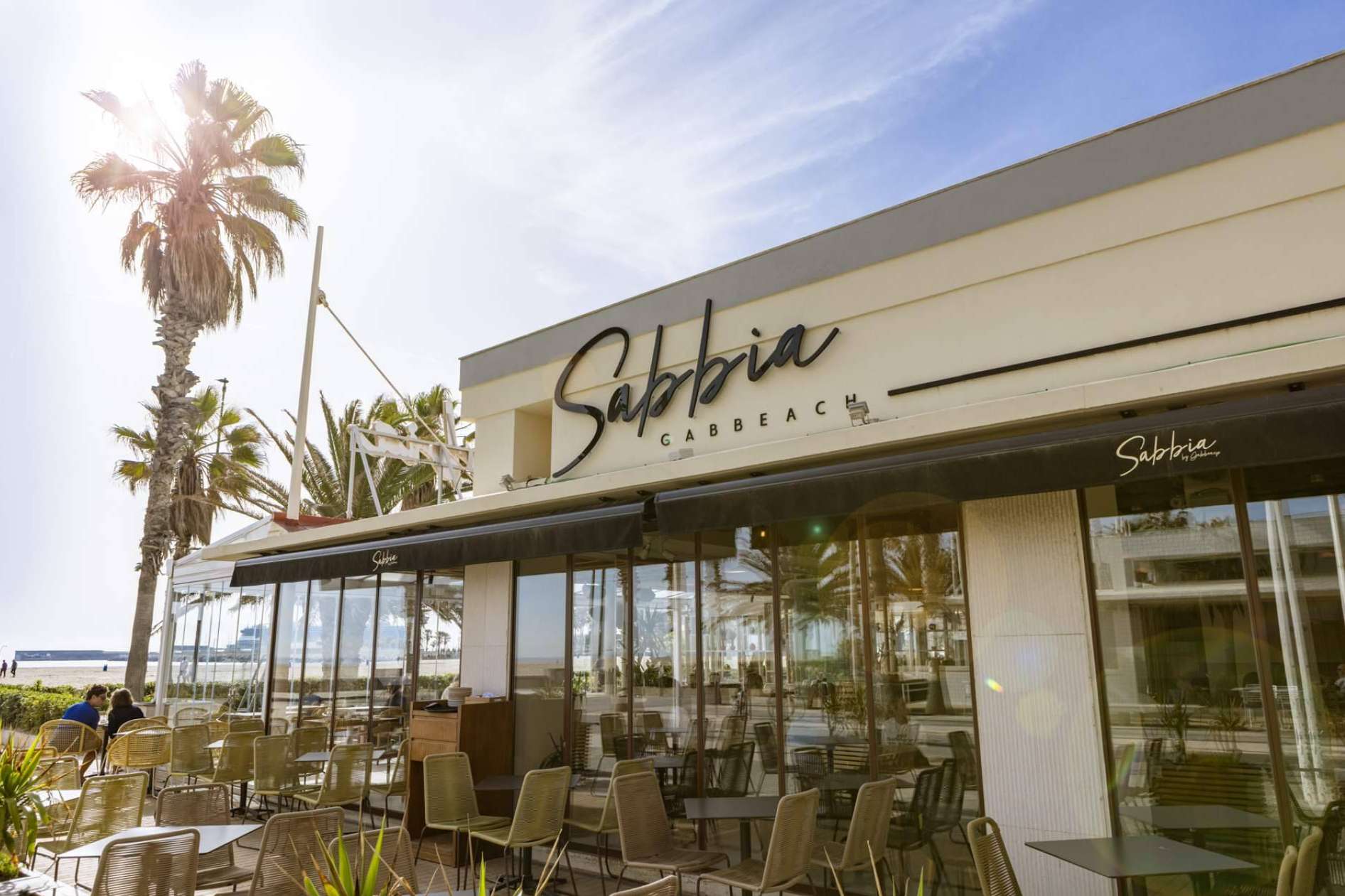 Cerca de la playa de Las Arenas, el restaurante mediterráneo Sabbia by Gabbeach cuenta con un hotel de diseño único