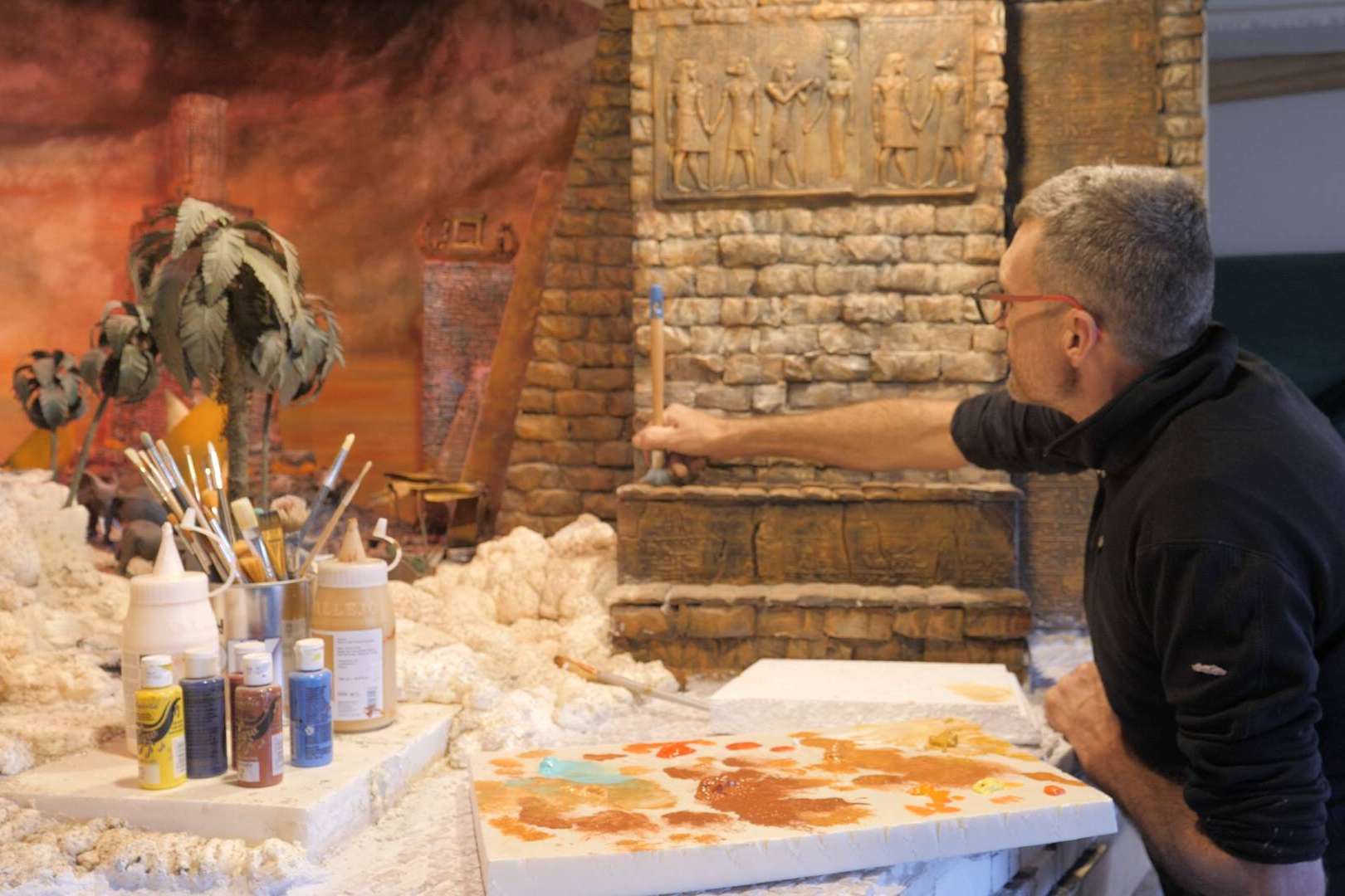 El artista Ramón Colomer tiene una experiencia de 35 años construyendo dioramas