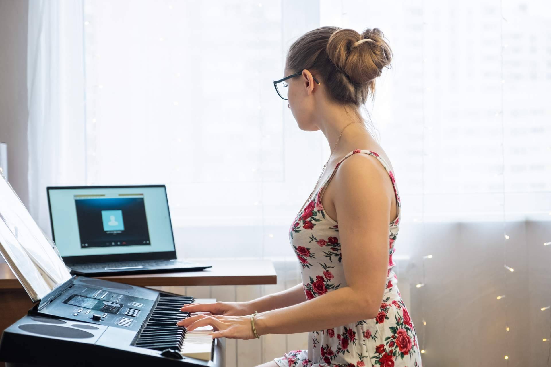 Las clases de piano online para todas las edades que imparte la Escuela de Música Erizo