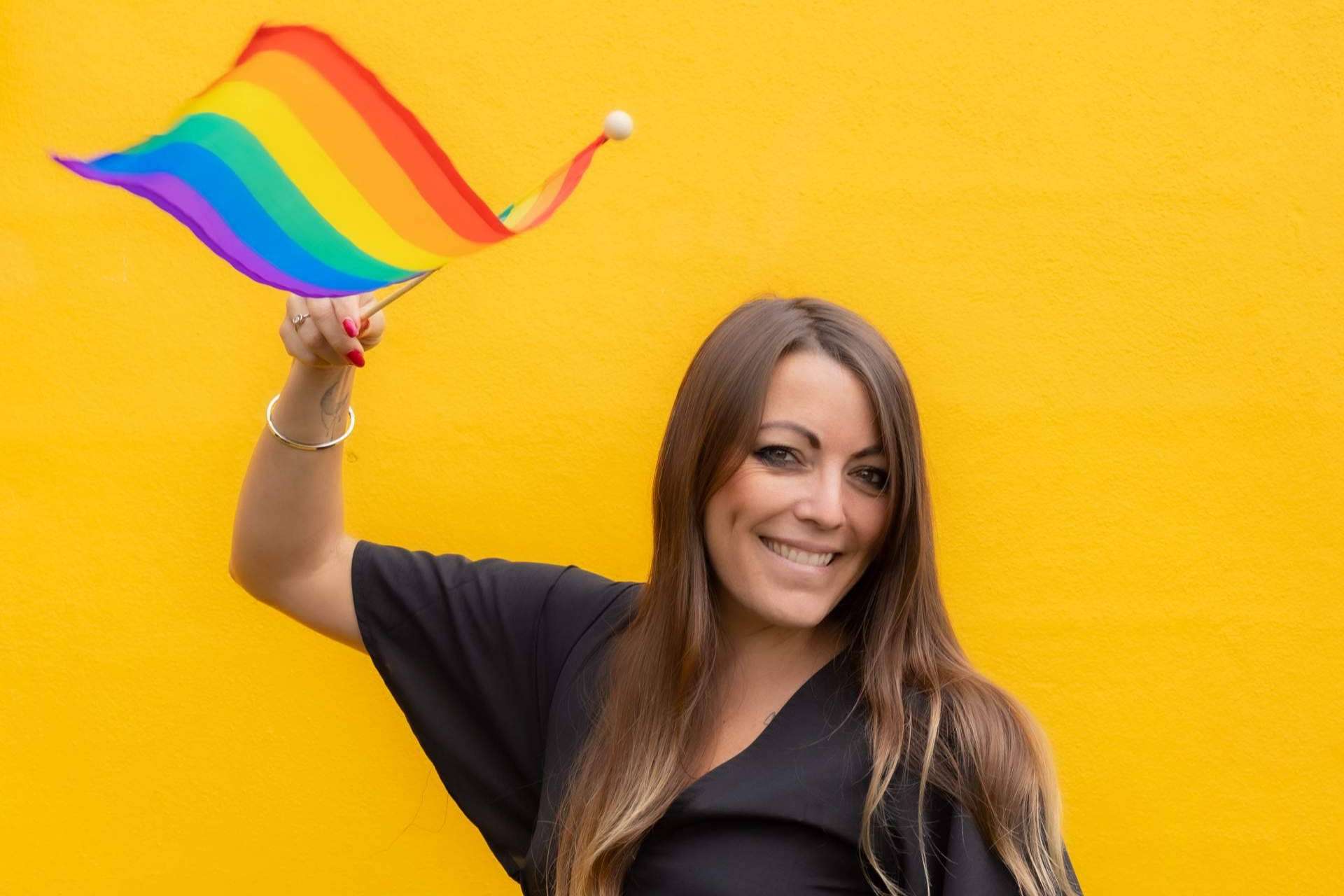 ¿Cómo se lleva a cabo la feminización de la voz en casos de detransición (FTM)?