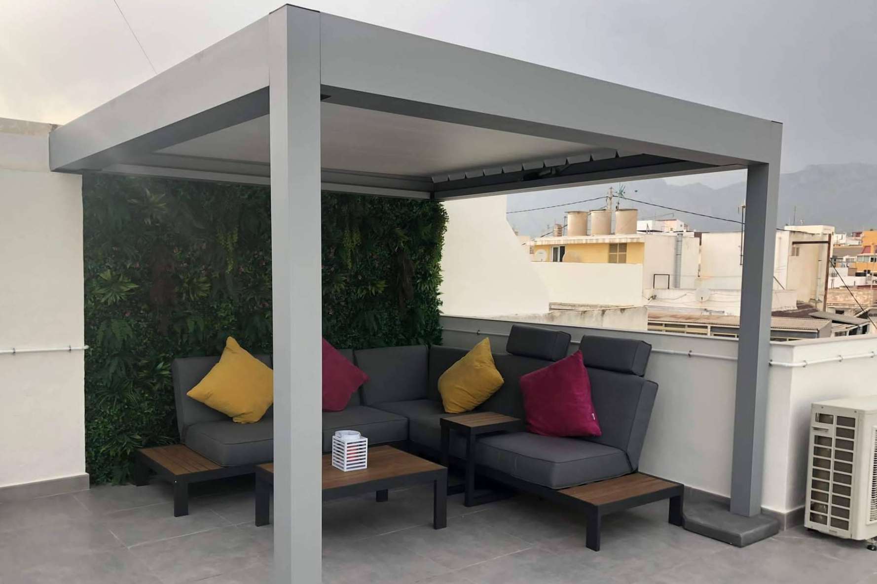 Pergorain ayuda a proteger la terraza de la lluvia, la humedad y el frío para seguir dándole uso