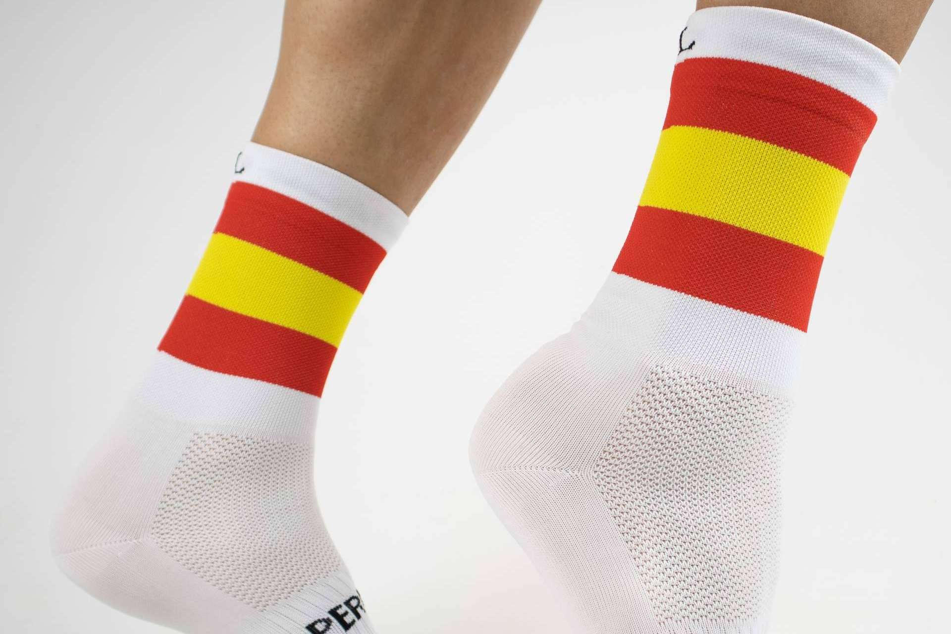 Perro Loco presenta el diseño de los calcetines de ciclismo con la bandera de España
