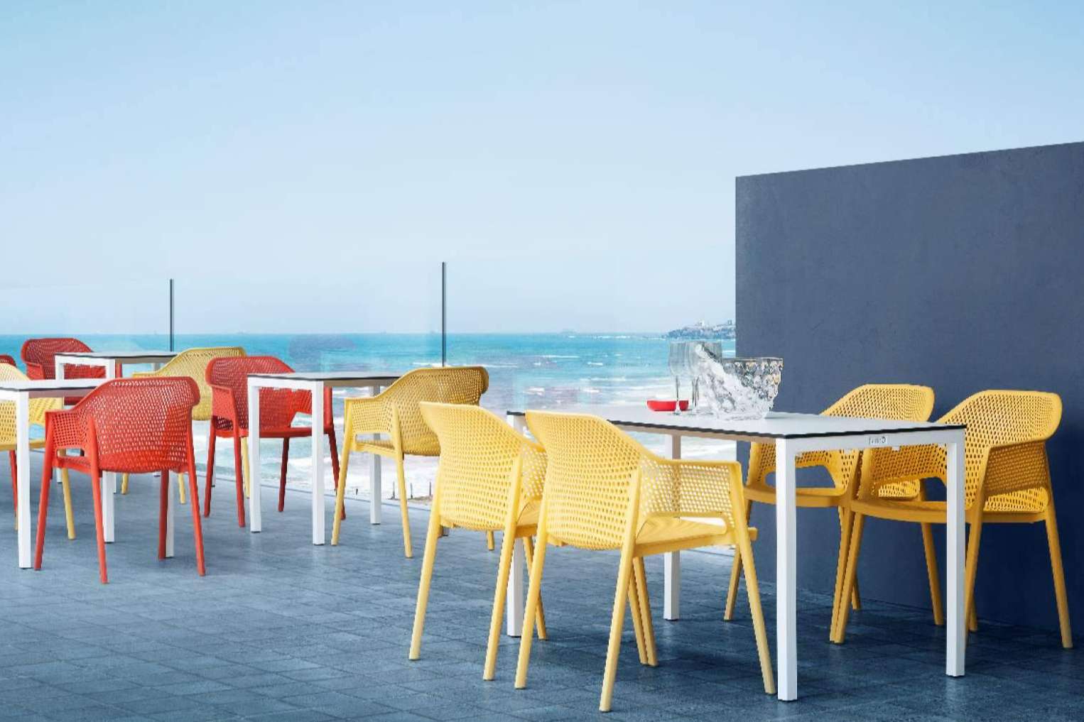 Las sillas de resina son una solución económica y estética que ofrece Muebles-Hostelería