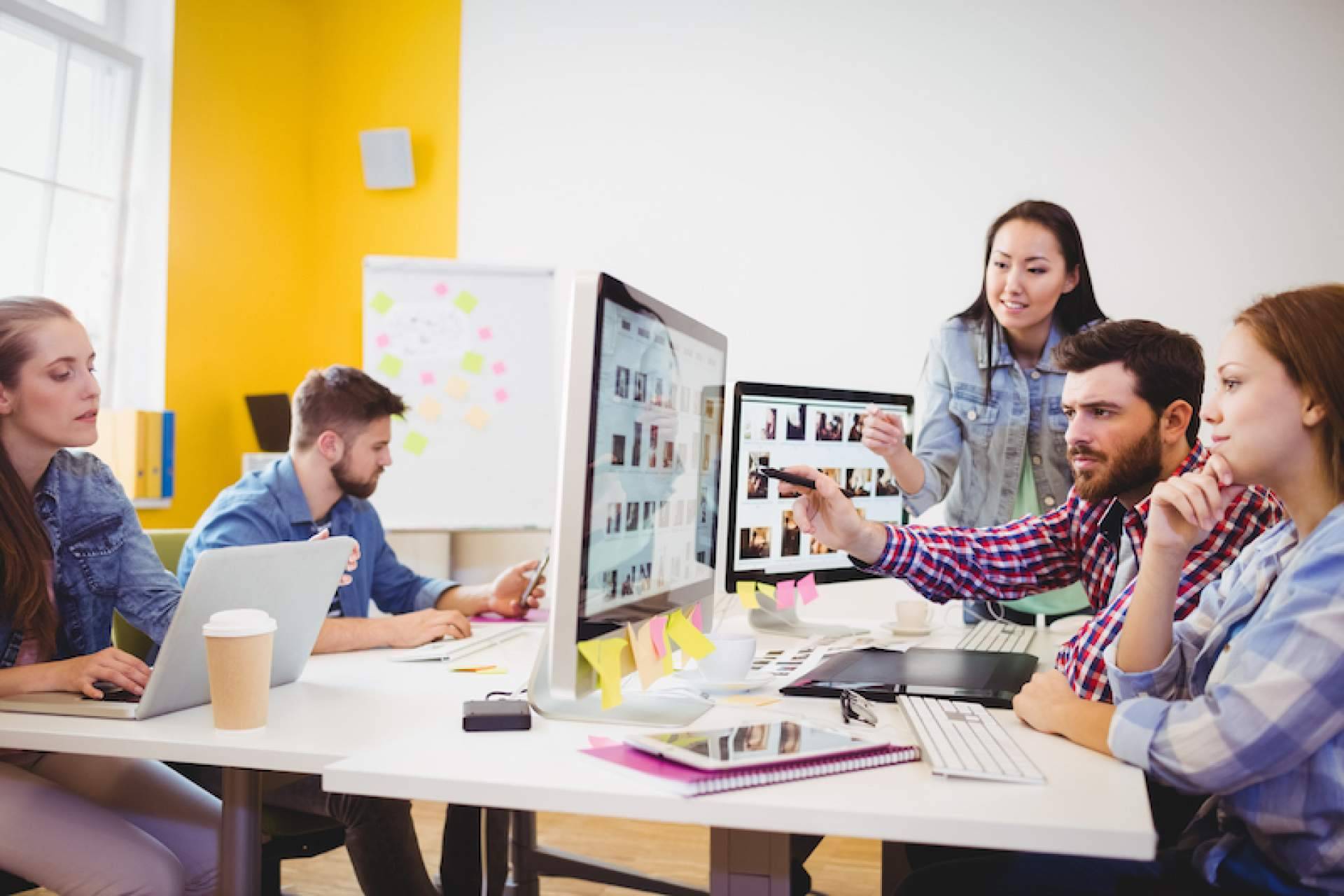 Las ventajas de desarrollar páginas web corporativas, con AKX Development