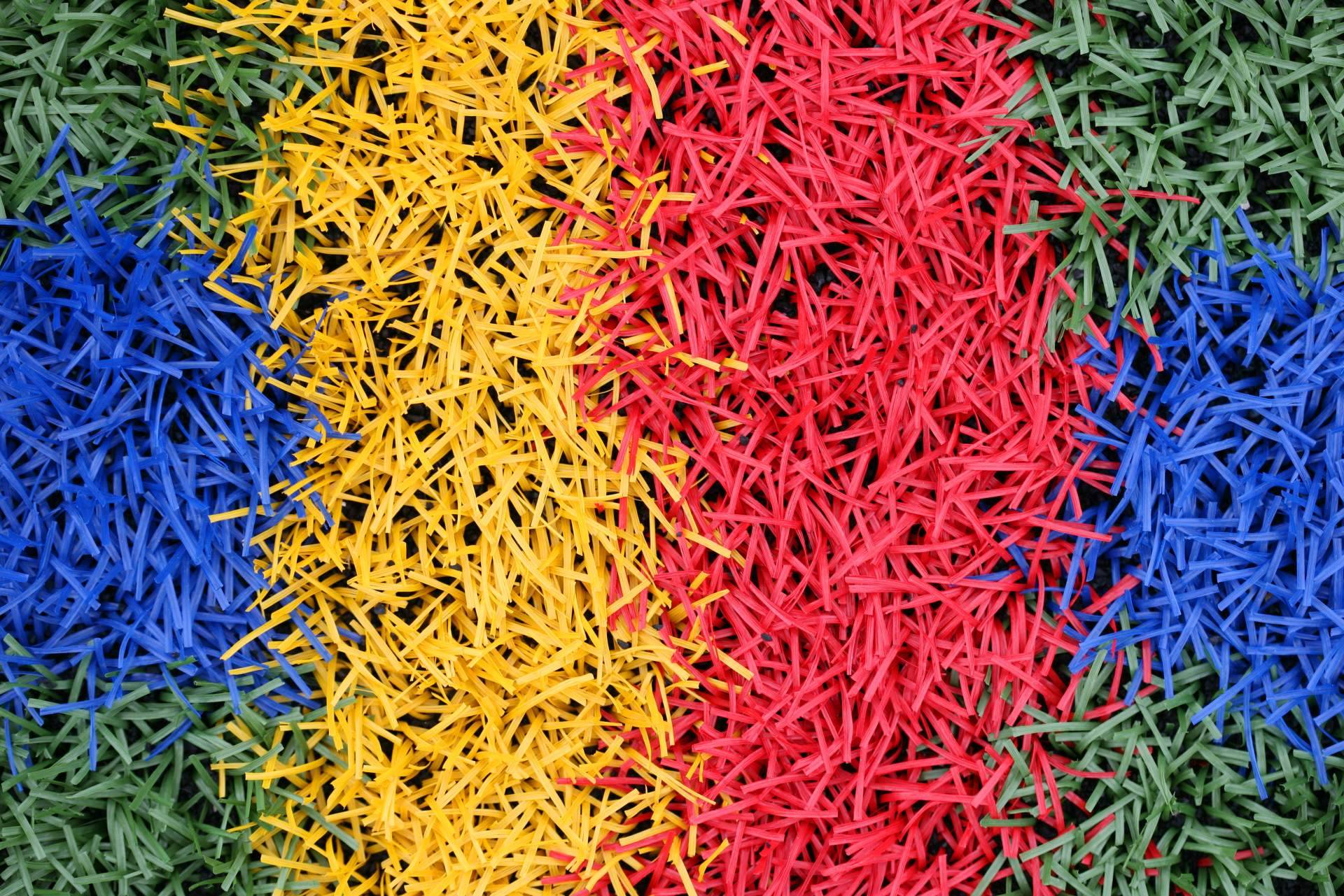 JardínVertical.es; Consejos para añadir un toque de color al jardín con césped artificial de colores como rojo, azul, negro, blanco...