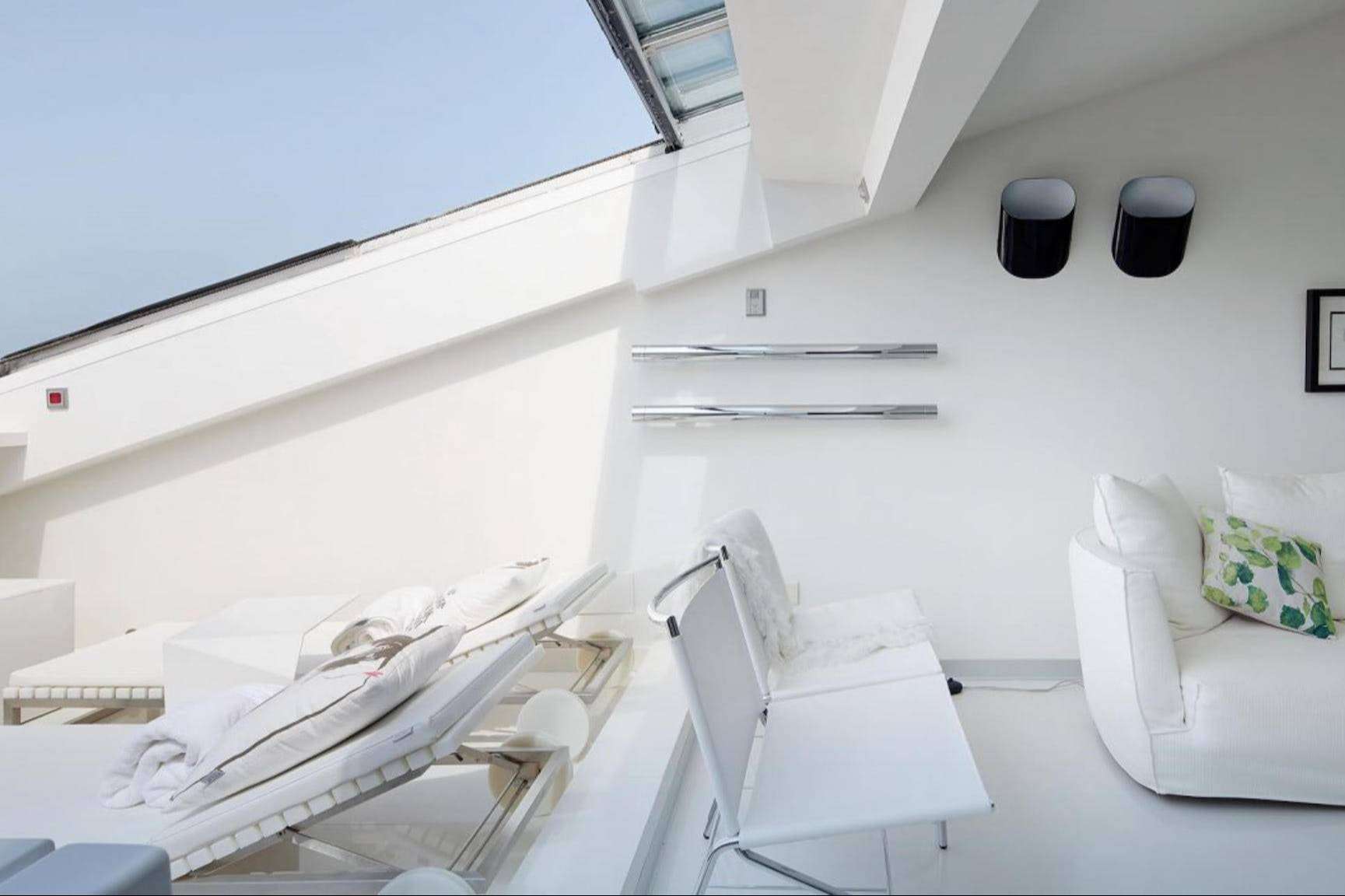 Compass Research ofrece cerramientos motorizados para hostelería que se adaptan a cualquier establecimiento