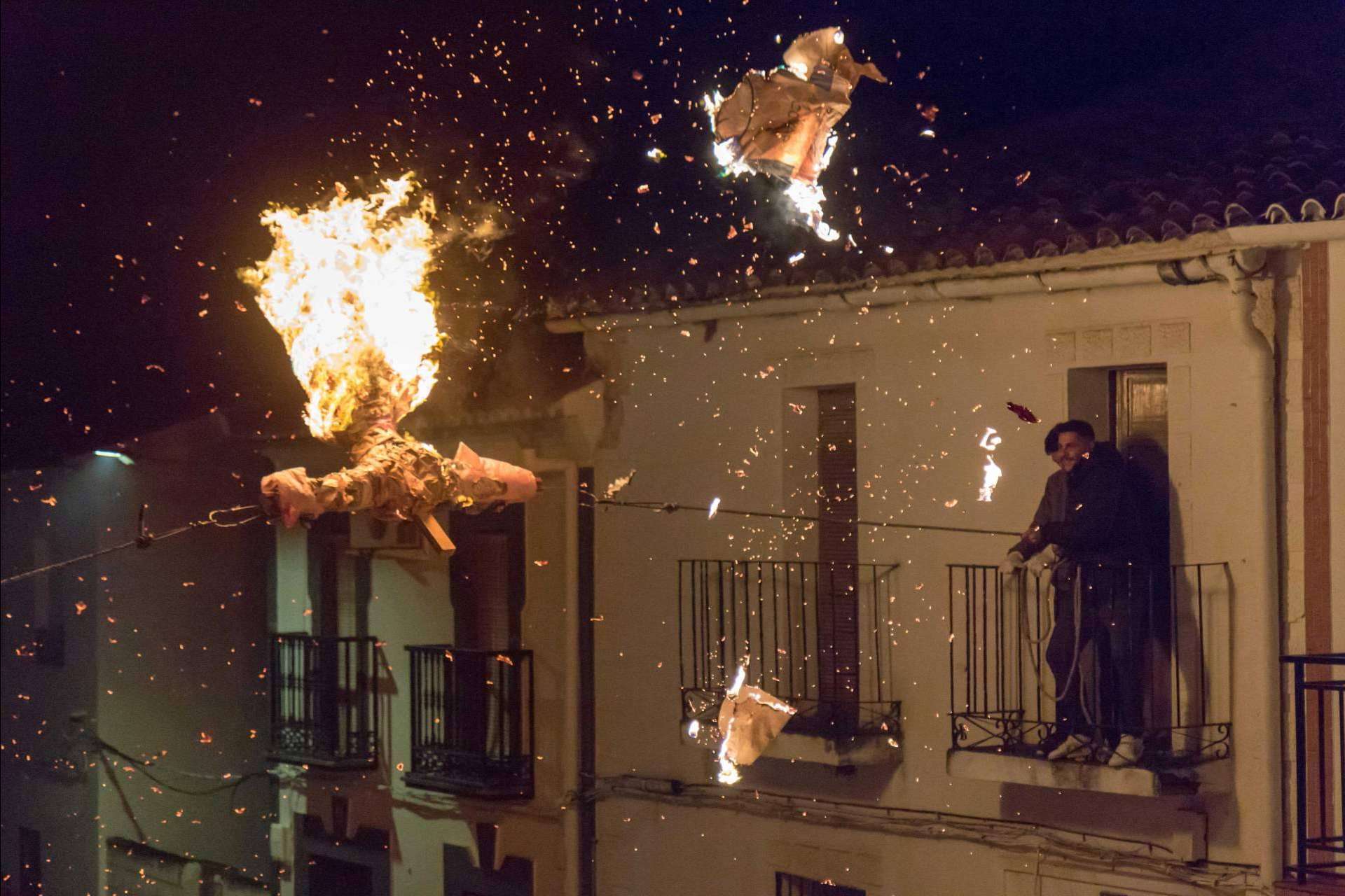 Una ceremonia que marca el fin del invierno, Judas y Muñecas en Alamillo