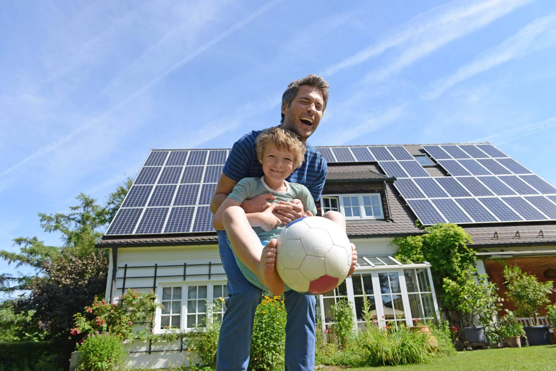 La periodicidad del cambio y mantenimiento de una placa solar, de la mano de Soof