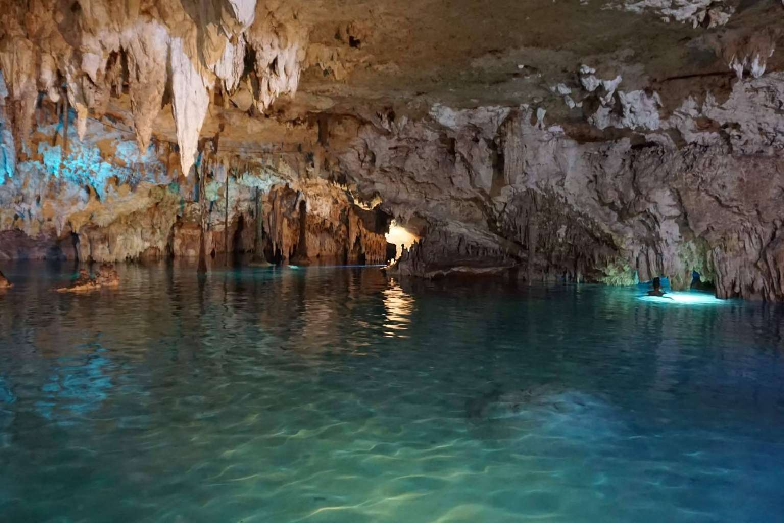 La propuesta de Tierras Mayas consiste en una experiencia inmersiva en los cenotes