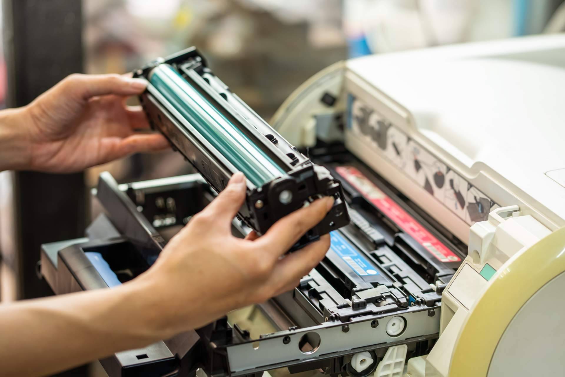 Amplia variedad de tintas y tóner para impresoras disponibles en Papelería Artigas