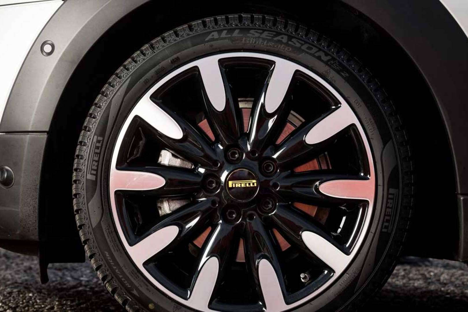Es importante no perderese la promoción de Pirelli en los talleres de la red Blacktire y ganar hasta 100 € en una tarjeta regalo