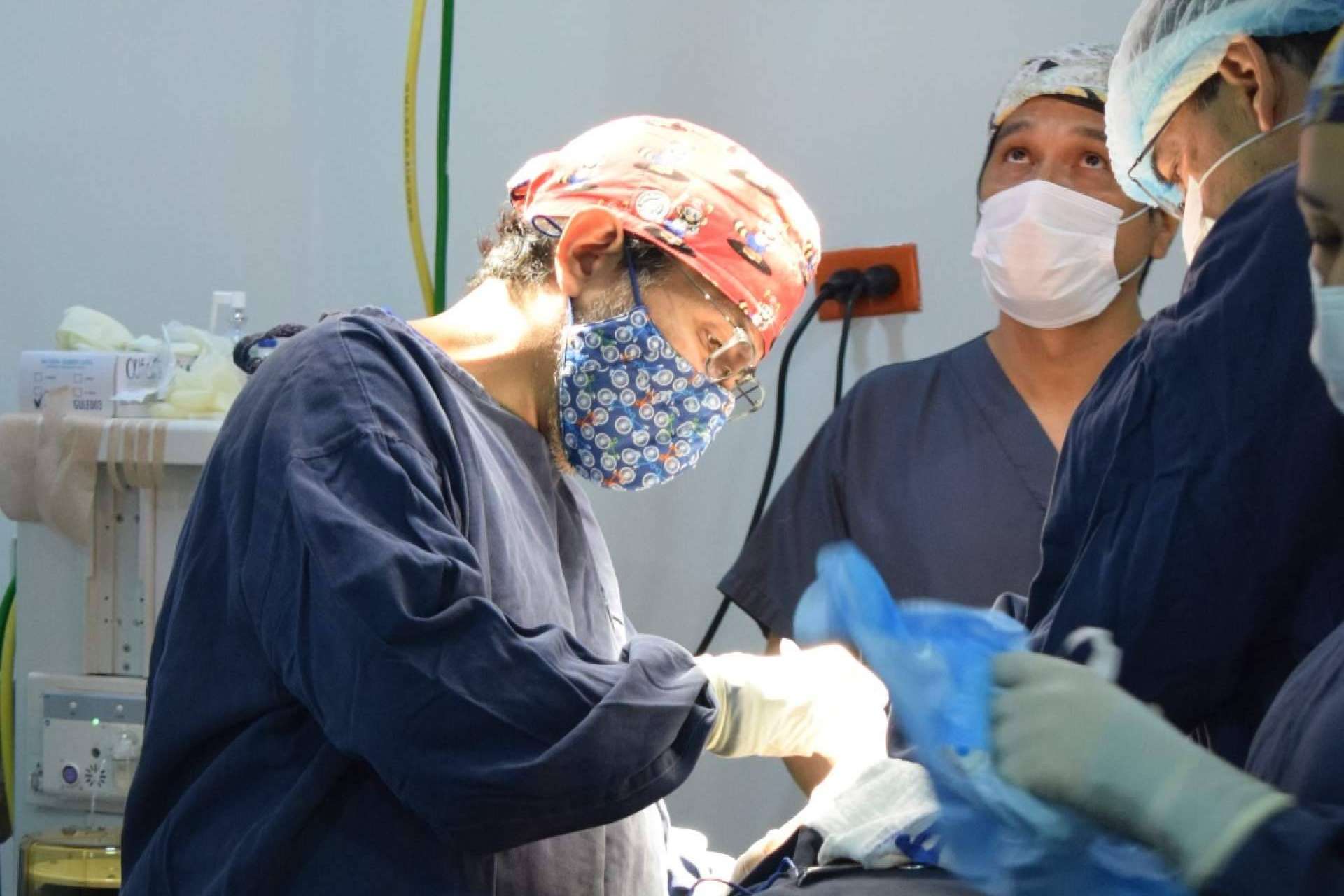 Dr. Gabriel Cubillos, experto en procedimientos para perder peso y eliminar grasa corporal en Colombia