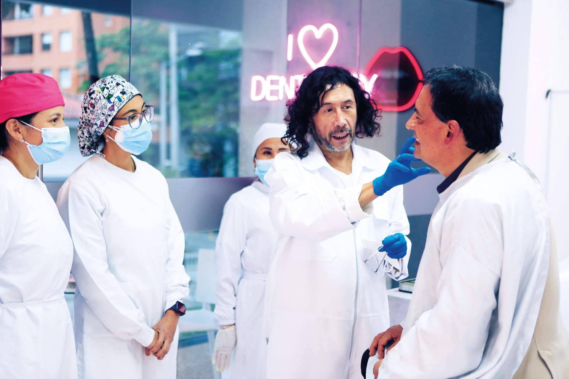 Diseño de sonrisa e implantes dentales en Odontología de Marlon Becerra