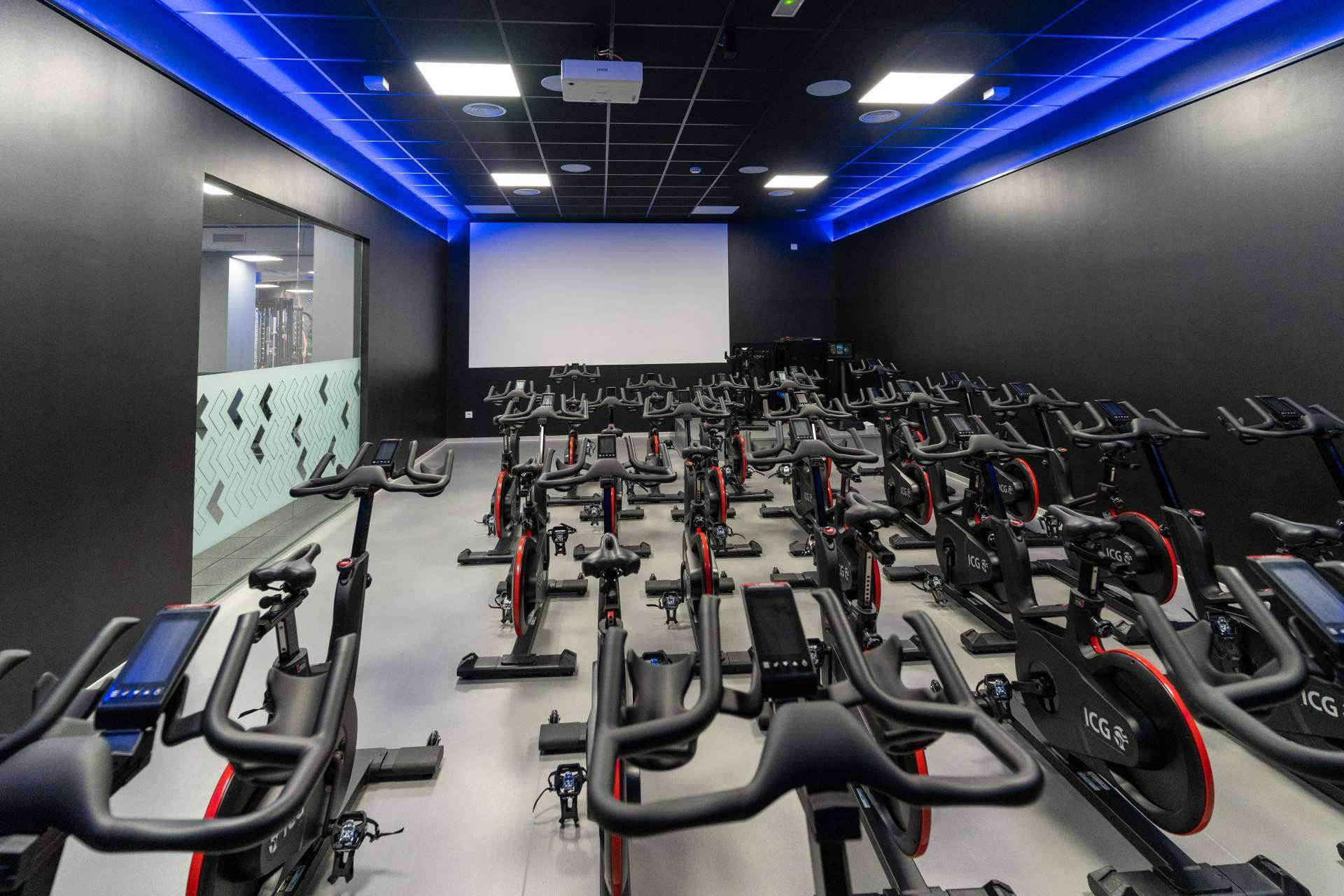 Vivir la emoción del cycling virtual en VivaGym