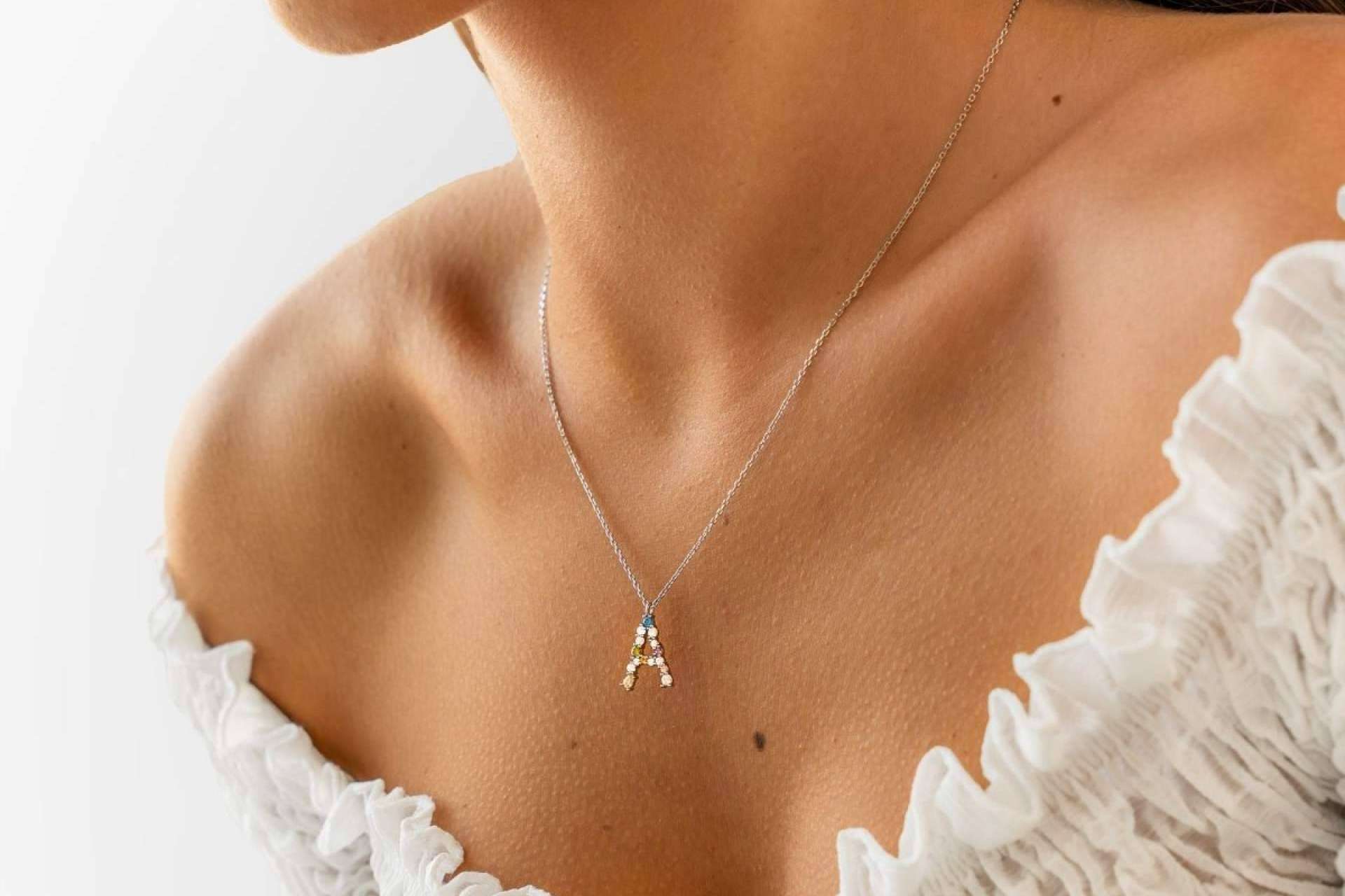 Gran variedad de diseños en colgantes con iniciales en la joyería online Le Petite Marie