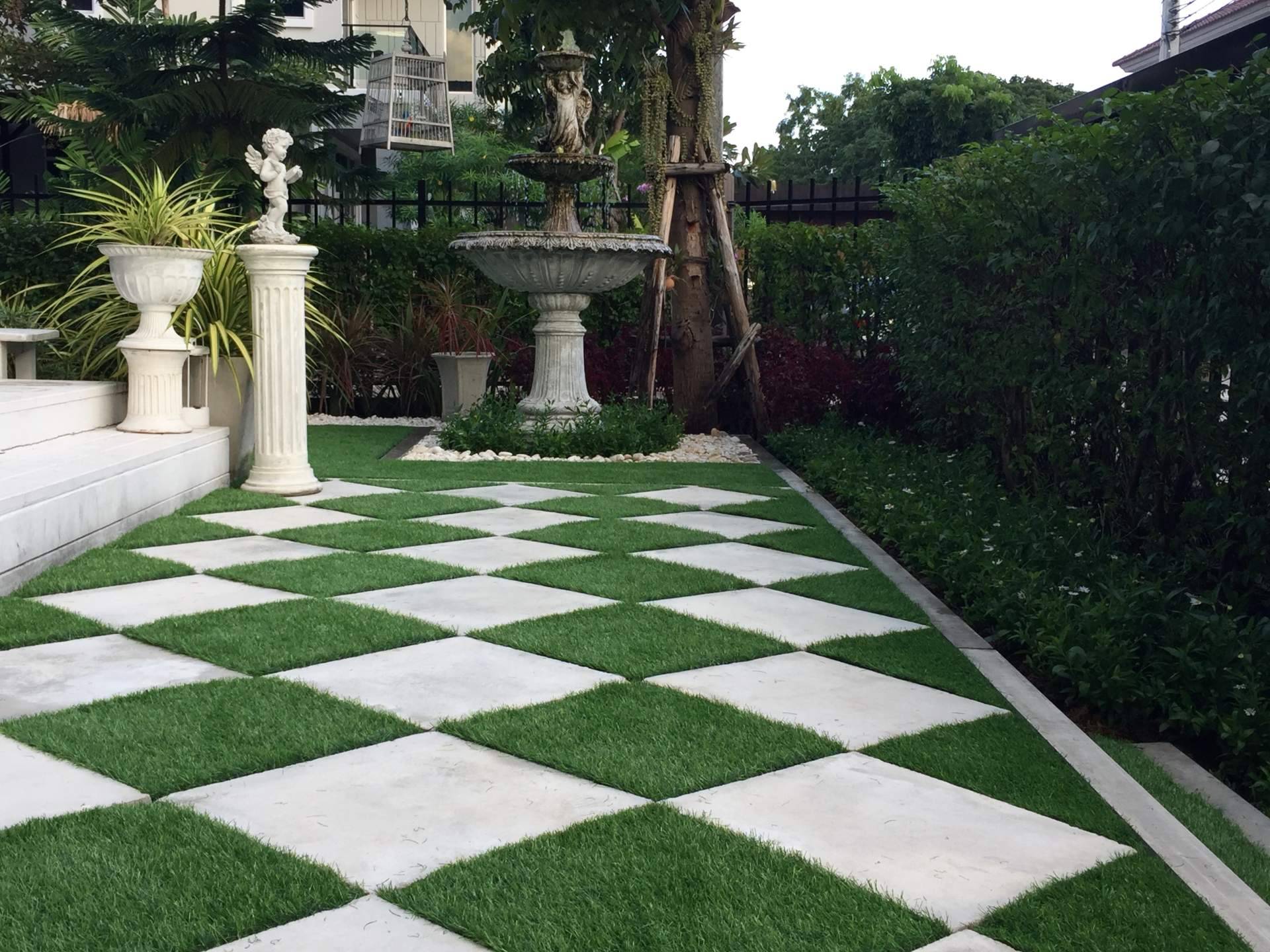 Diseño de terrazas con jardines con piedras blancas y césped artificial